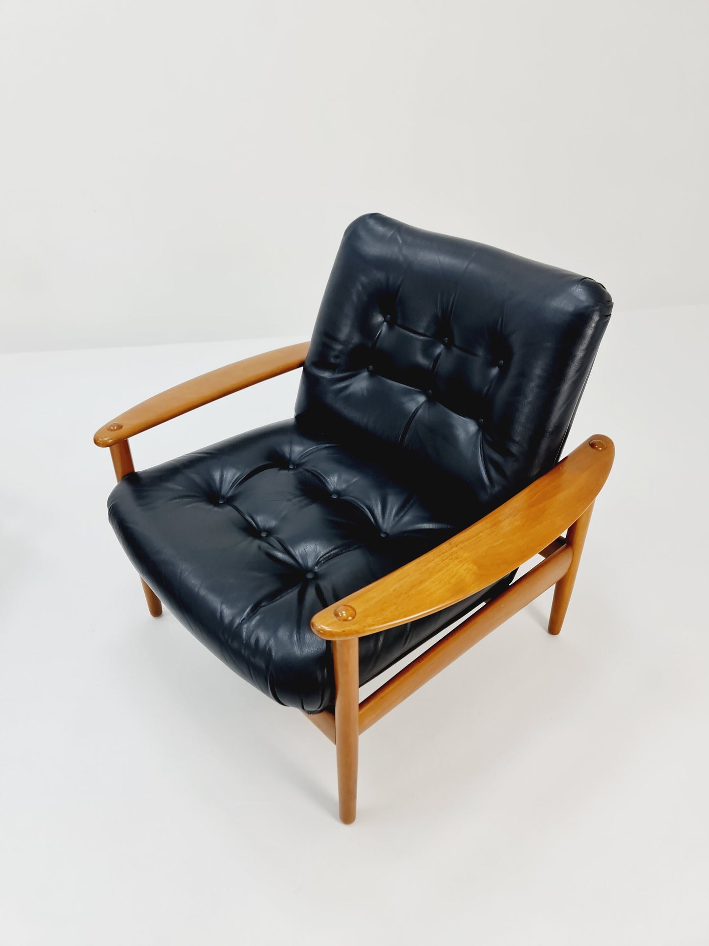 Mid-century pair of Danish lounge armchair, Beech wood and leather 1960s