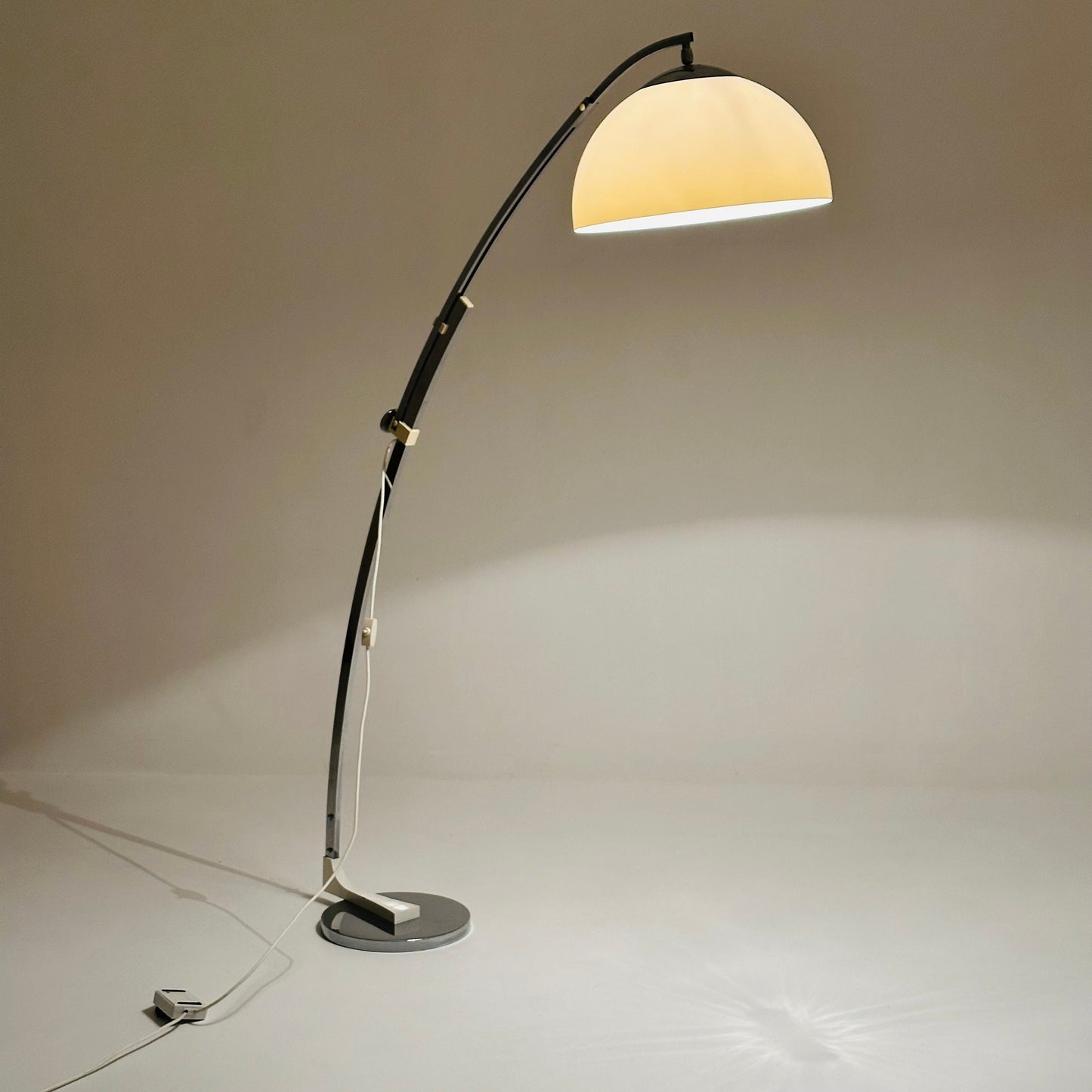 Mid Century adjustable white and chrome floor lamp by Goffredo Reggiani Itsly 1970s