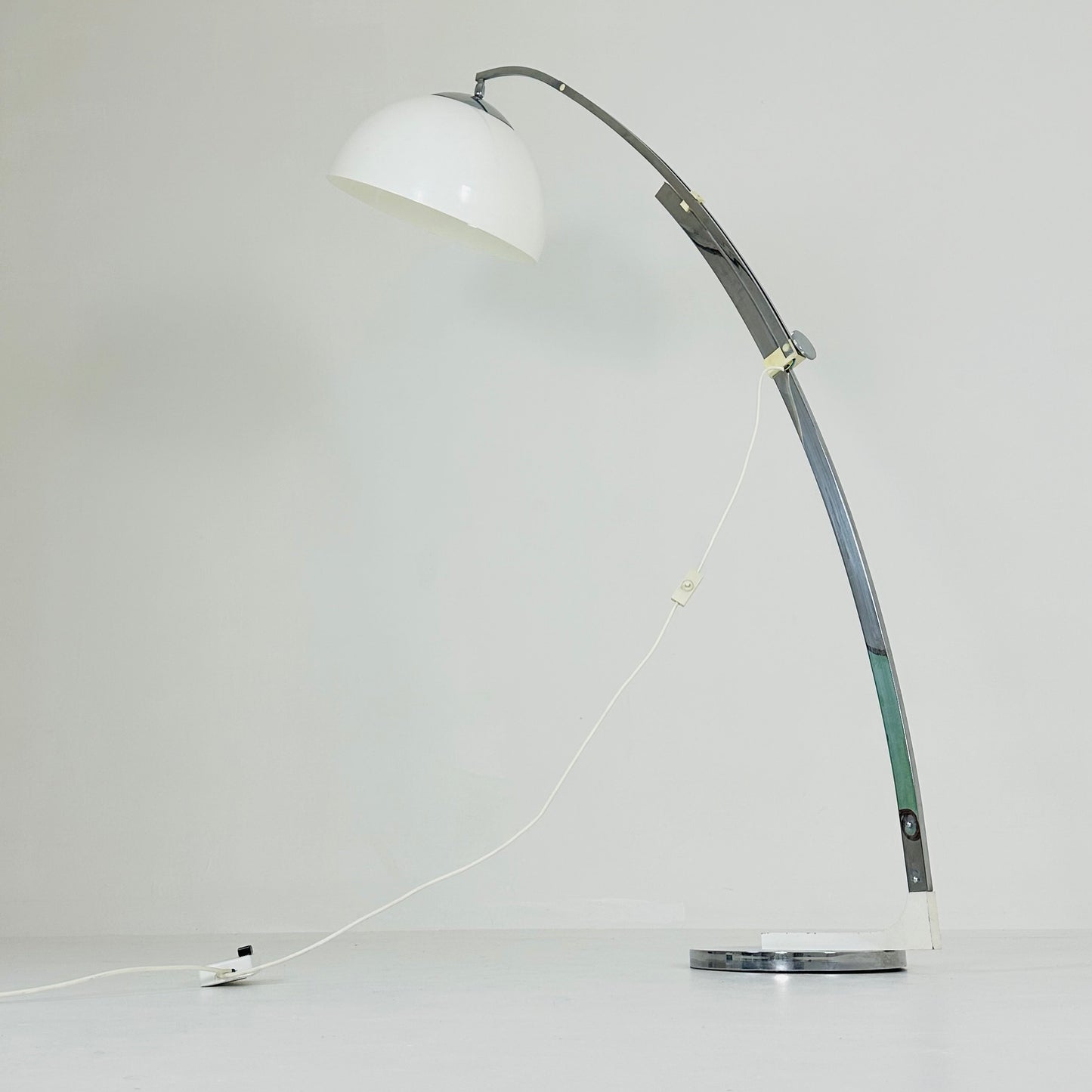 Mid Century adjustable white and chrome floor lamp by Goffredo Reggiani Itsly 1970s