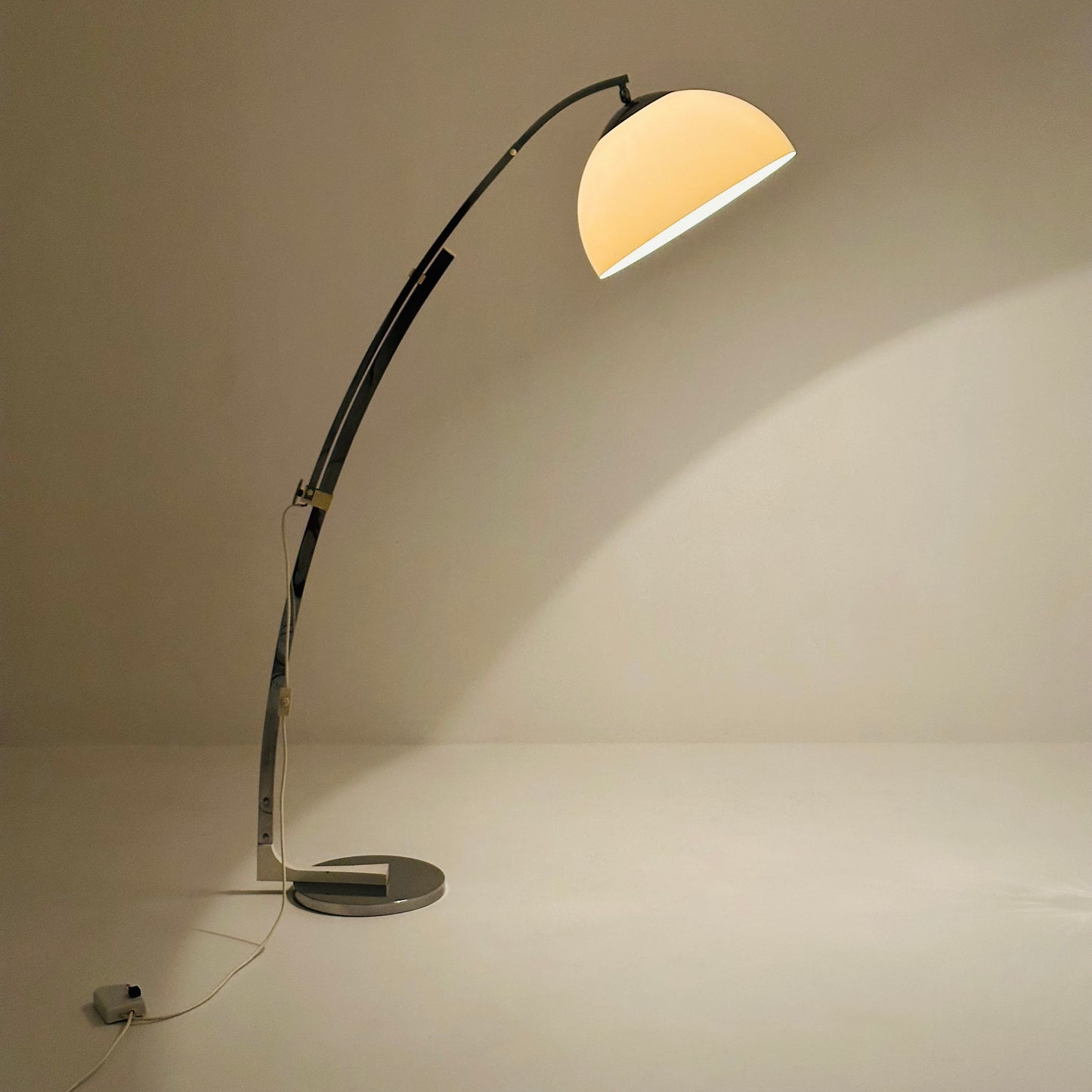 Mid Century adjustable white and chrome floor lamp by Goffredo Reggiani Itsly 1970s