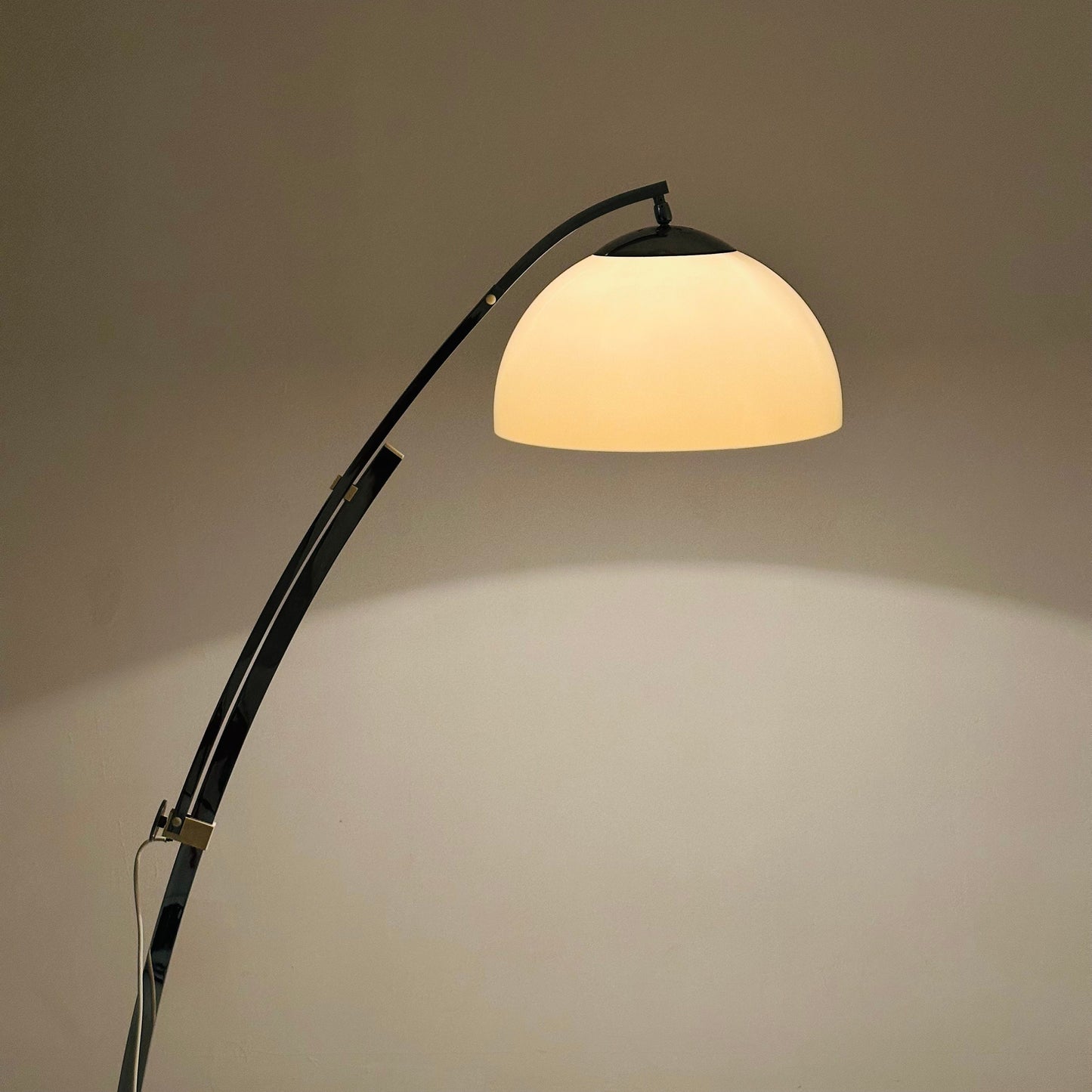 Mid Century adjustable white and chrome floor lamp by Goffredo Reggiani Itsly 1970s