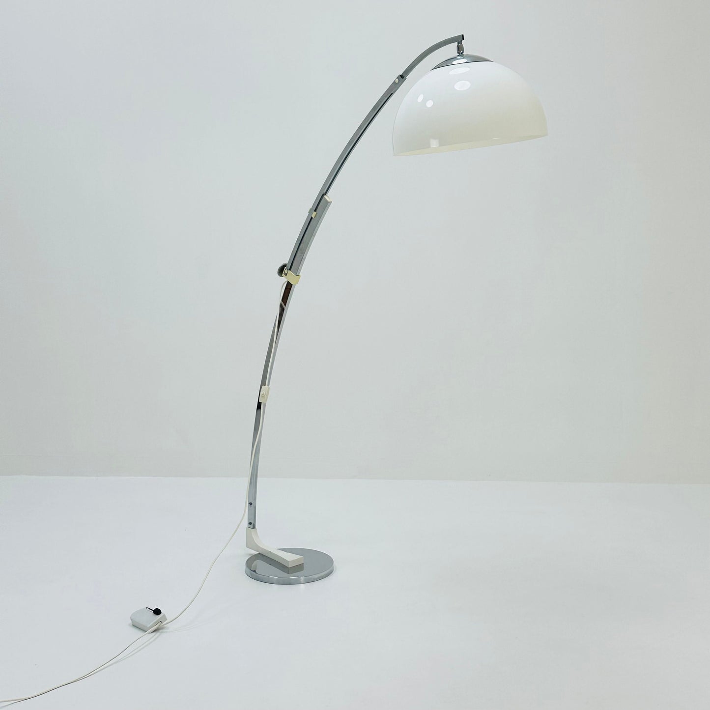 Mid Century adjustable white and chrome floor lamp by Goffredo Reggiani Itsly 1970s