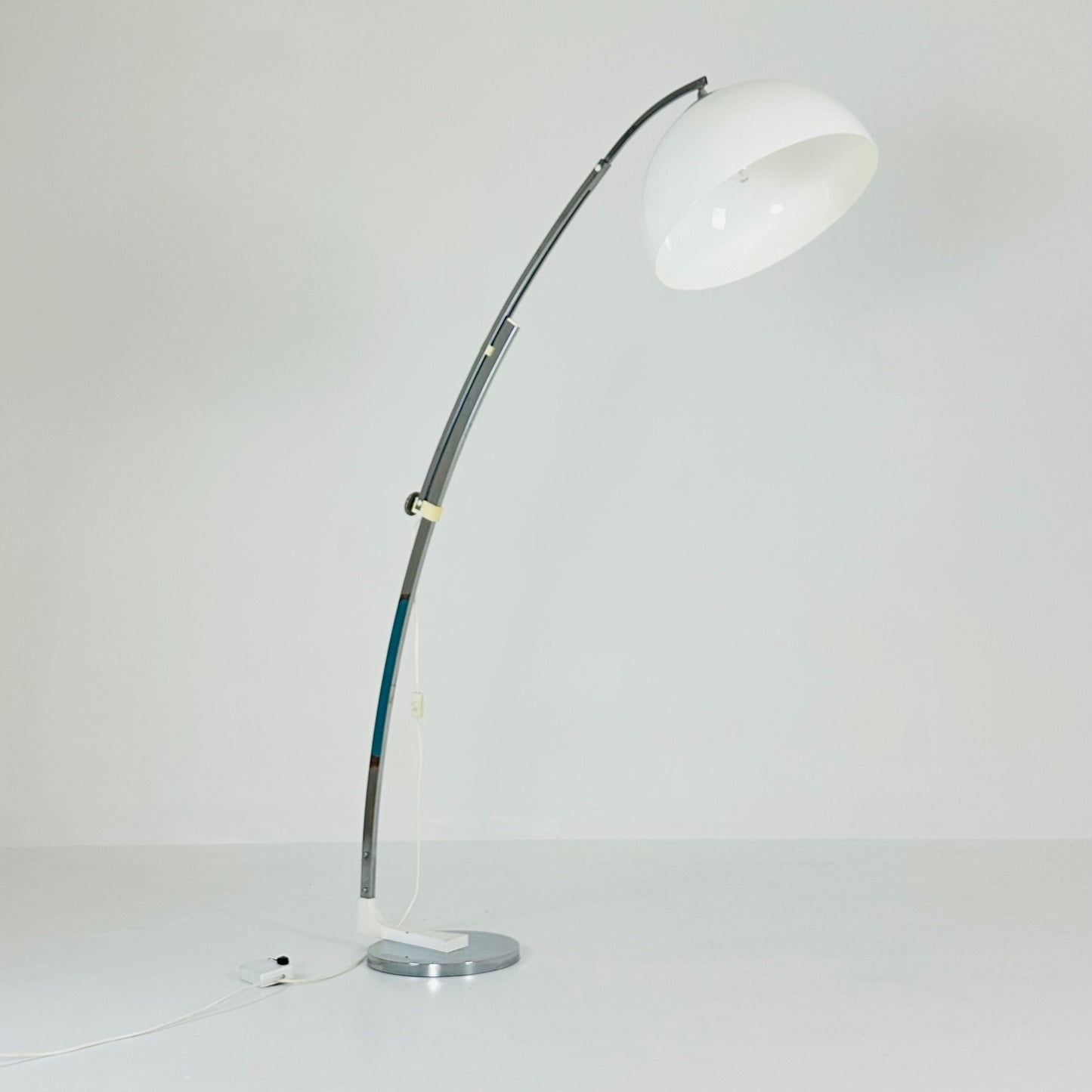 Mid Century adjustable white and chrome floor lamp by Goffredo Reggiani Itsly 1970s