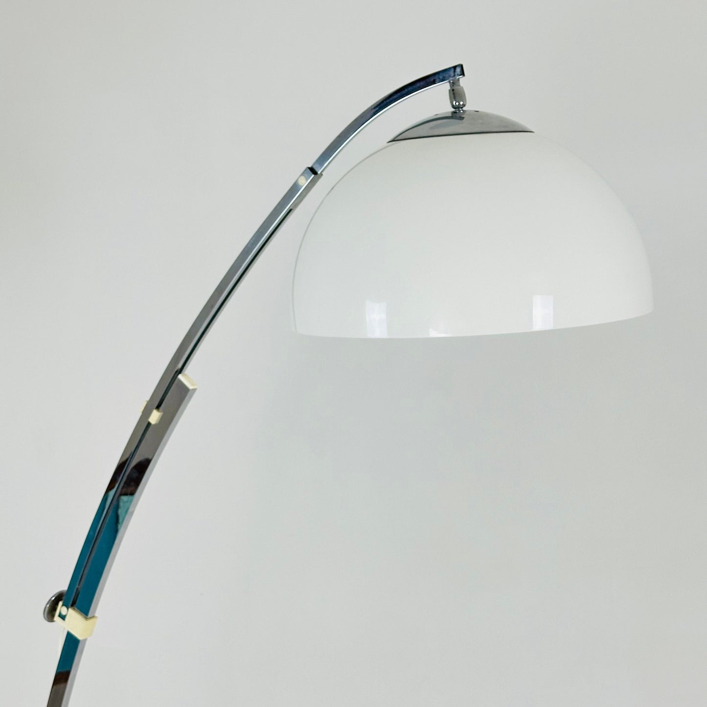 Mid Century adjustable white and chrome floor lamp by Goffredo Reggiani Itsly 1970s
