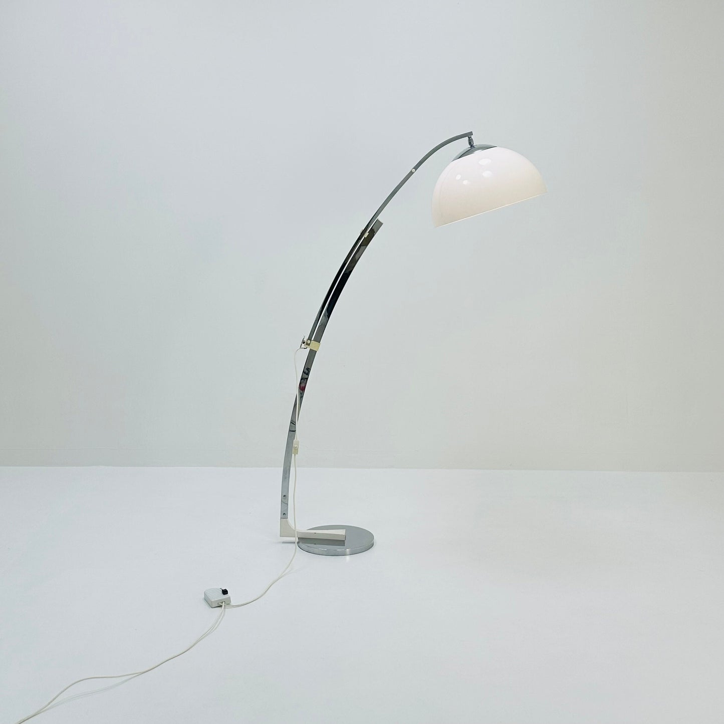 Mid Century adjustable white and chrome floor lamp by Goffredo Reggiani Itsly 1970s