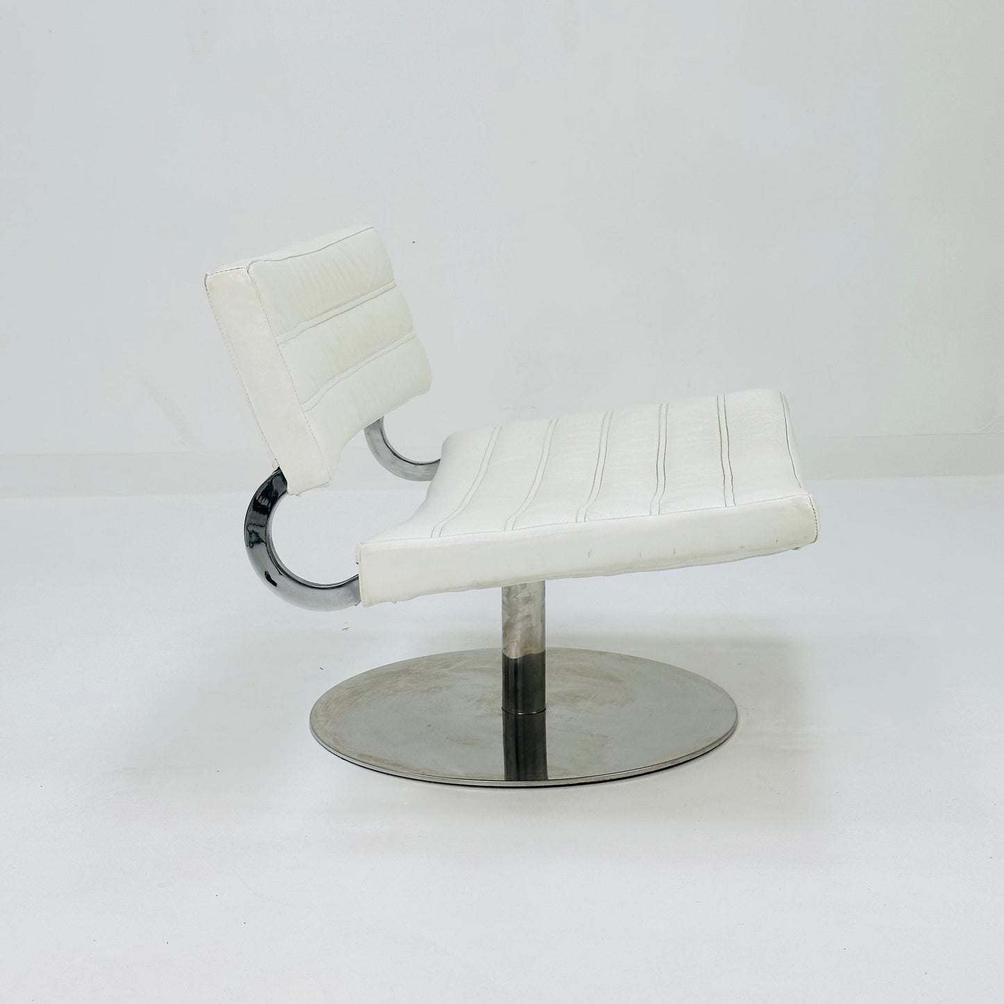 Mid century Modern swivel lounge chair 1970s