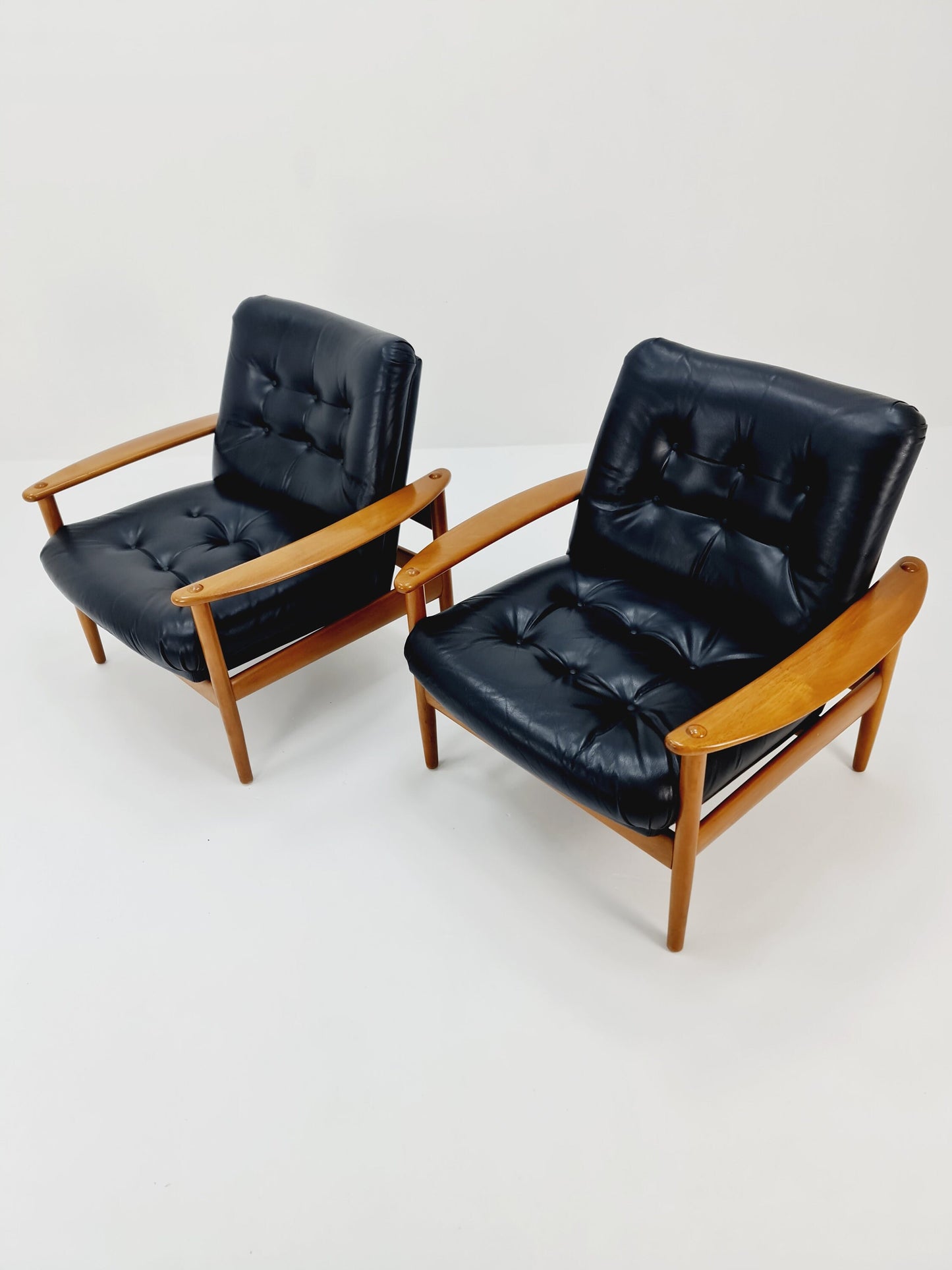 Mid-century pair of Danish lounge armchair, Beech wood and leather 1960s