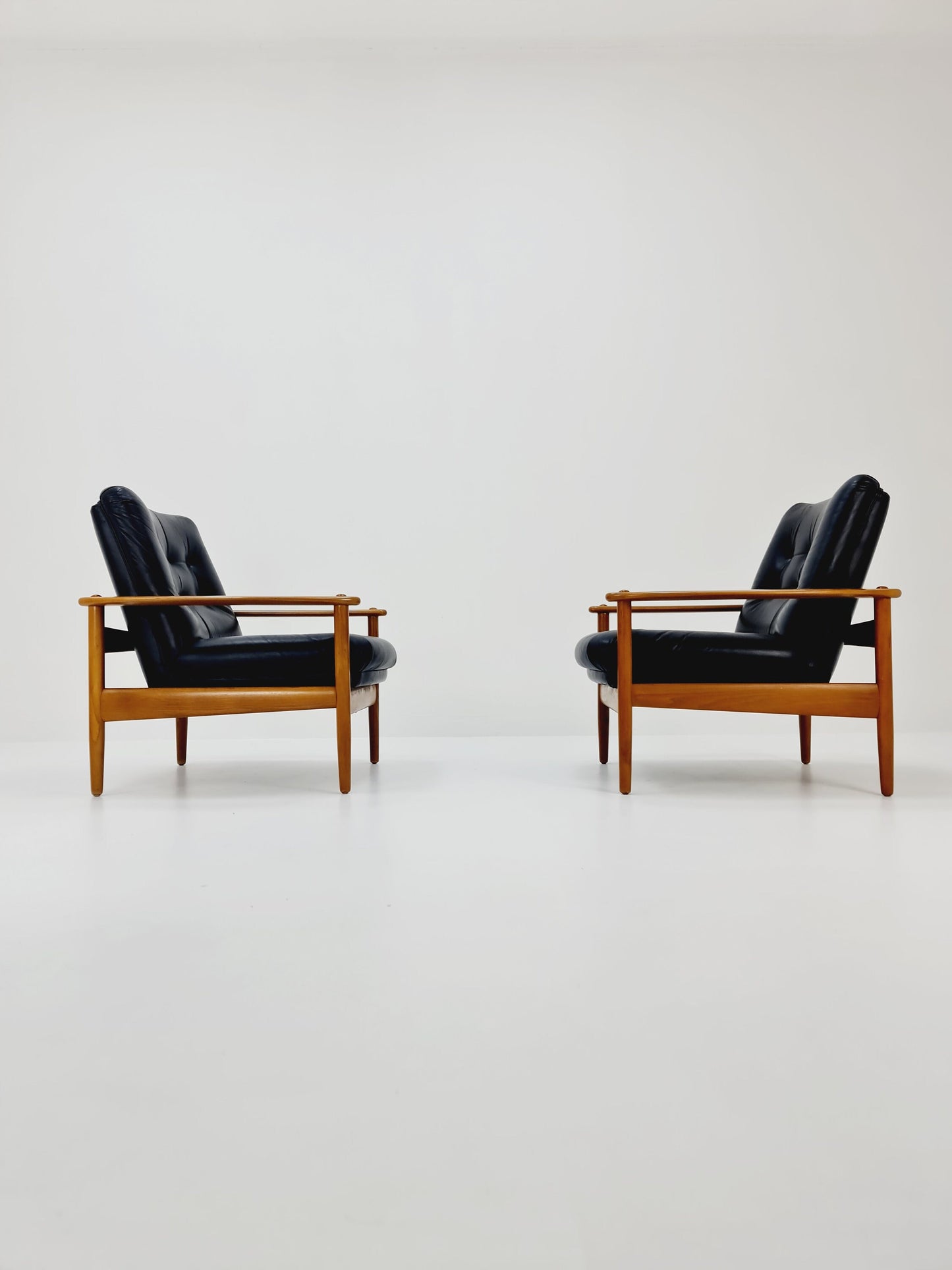 Mid-century pair of Danish lounge armchair, Beech wood and leather 1960s