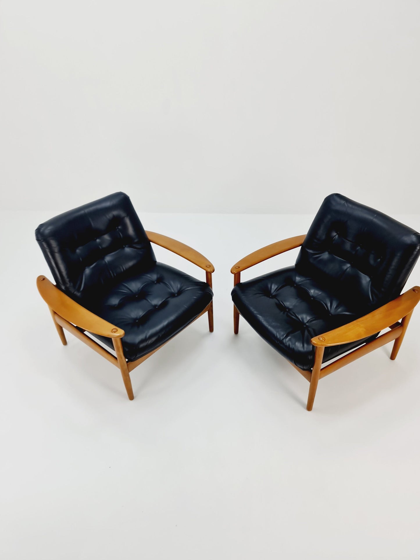 Mid-century pair of Danish lounge armchair, Beech wood and leather 1960s