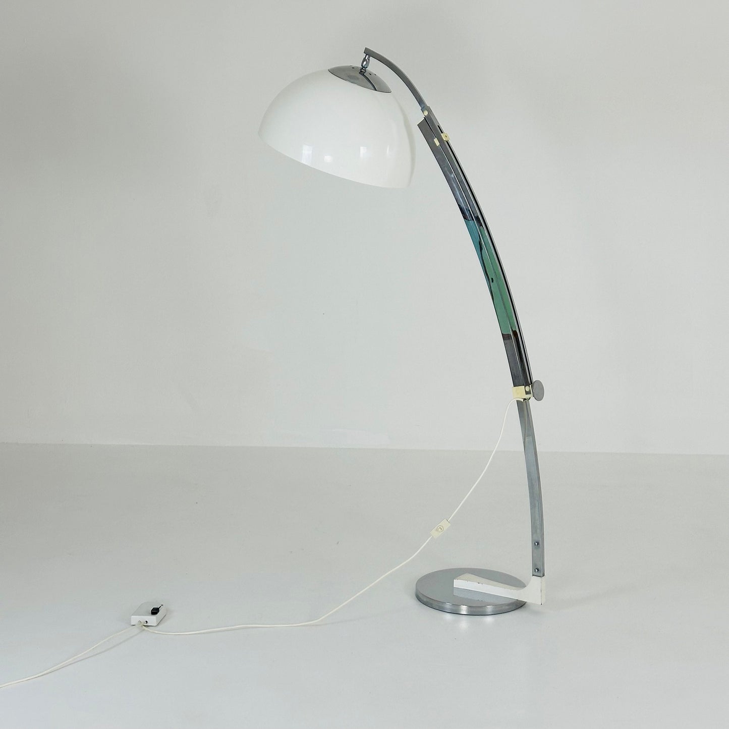 Mid Century adjustable white and chrome floor lamp by Goffredo Reggiani Itsly 1970s
