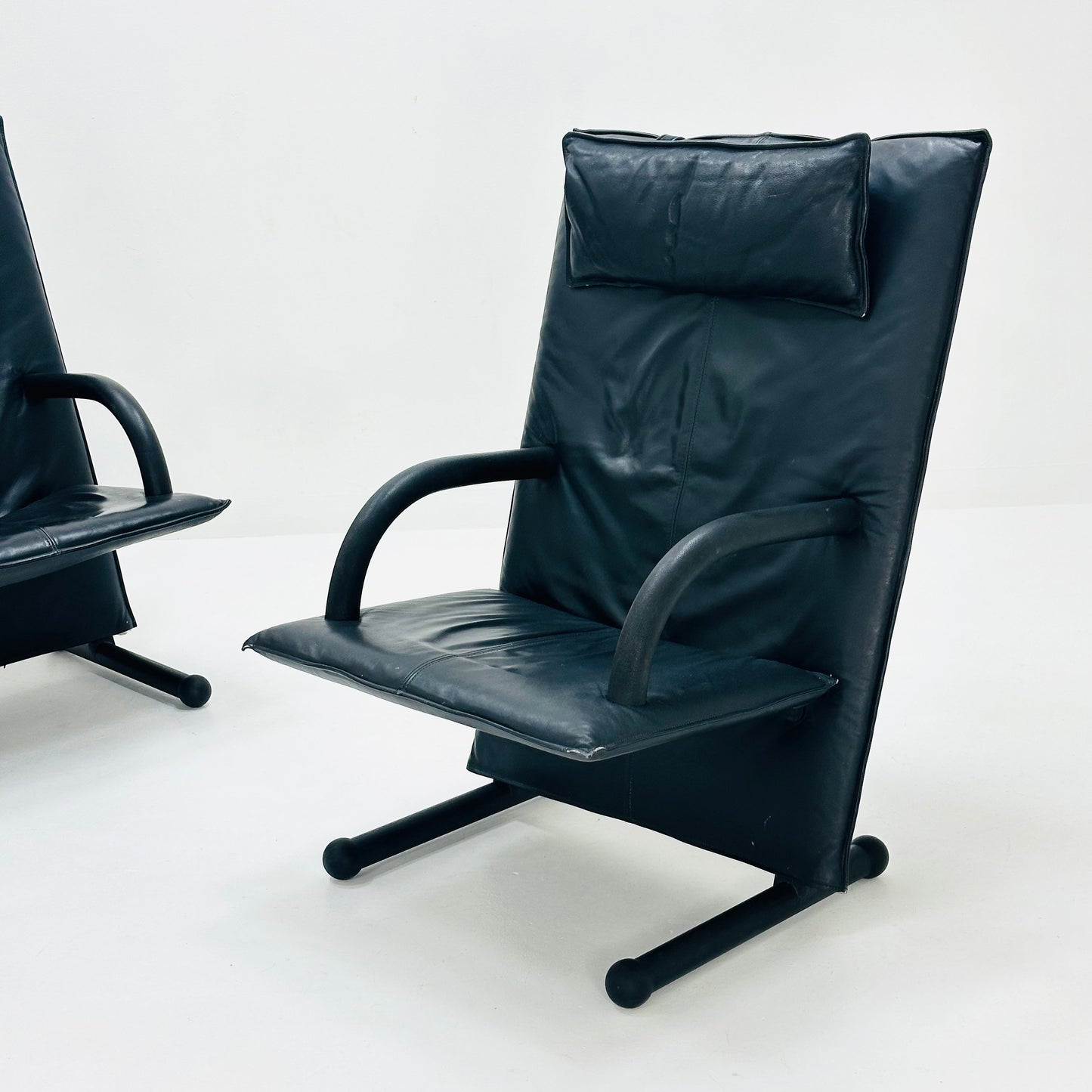 1 of 2 Vintage Italian T-Line leather armchairs by Burkhard Vogtherr for Arflex 1980s