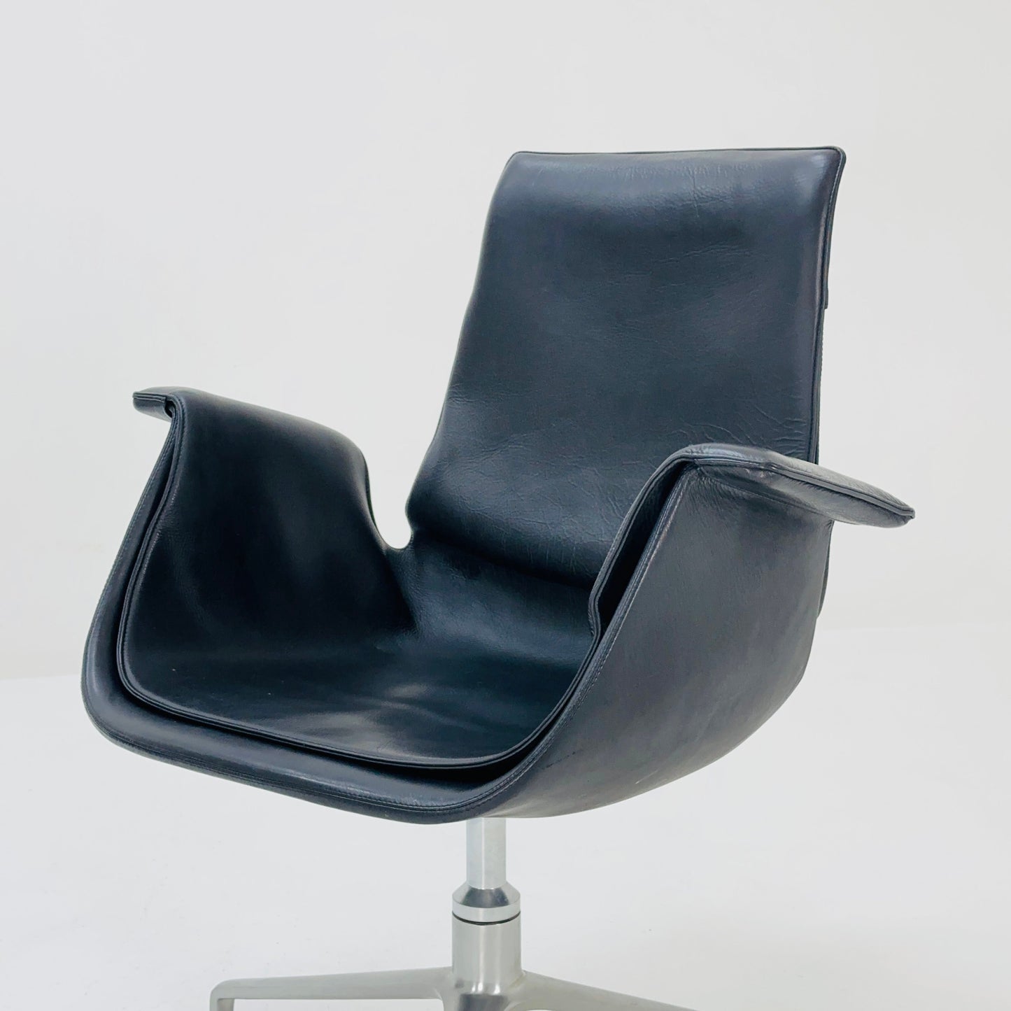 Bird Low Tulip black leather Chair by Fabricius and Kastholm kill international Model FK6725 Germany 1960s