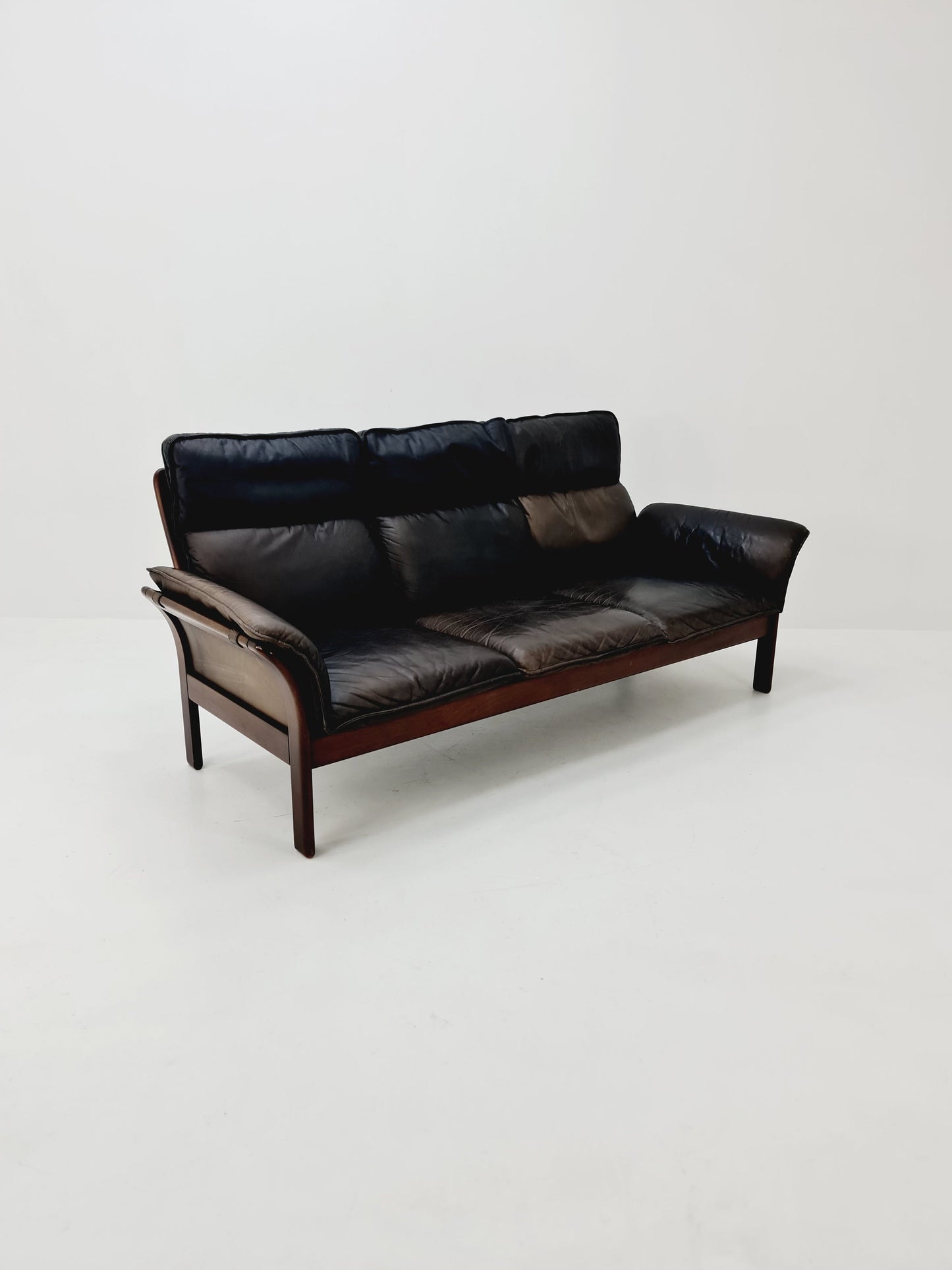 Mid-century scandinavian Leather & walnut lounge sofa/ Easy sofa 1970s