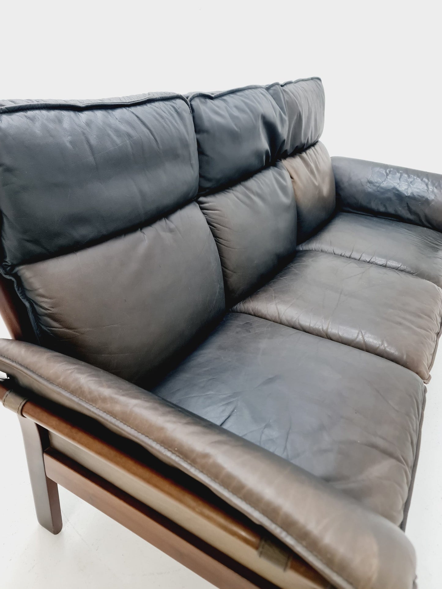 Mid-century scandinavian Leather & walnut lounge sofa/ Easy sofa 1970s