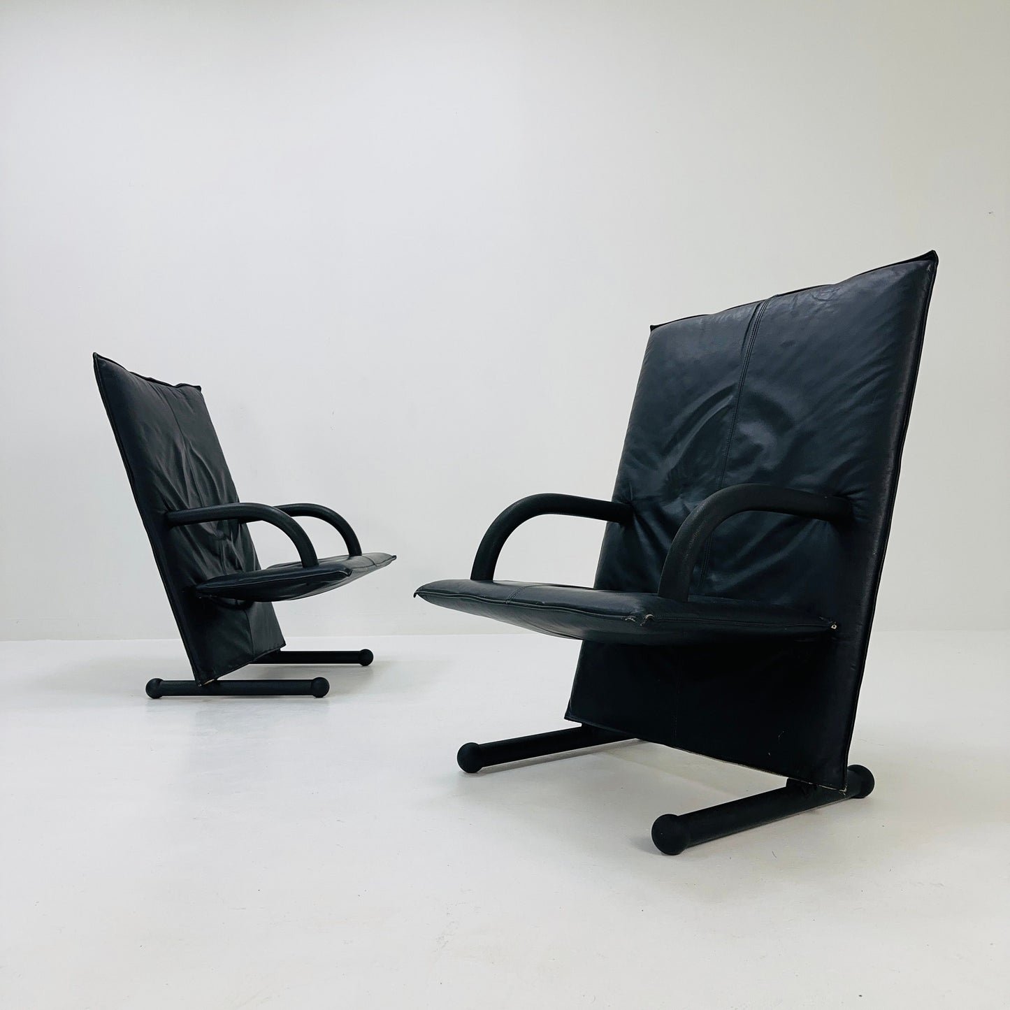 1 of 2 Vintage Italian T-Line leather armchairs by Burkhard Vogtherr for Arflex 1980s