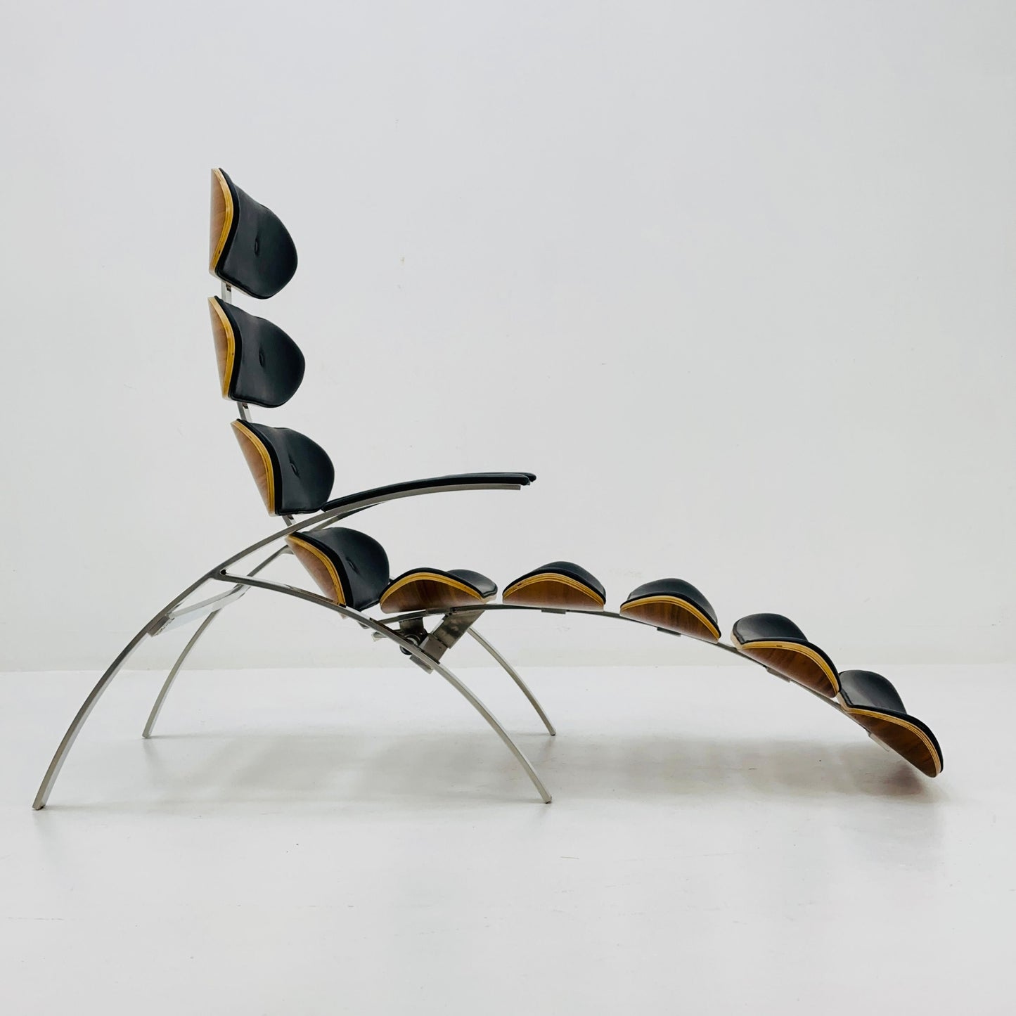 Mid century Bauhaus Scorpion chaise lounge chair black leather Italy 1980s