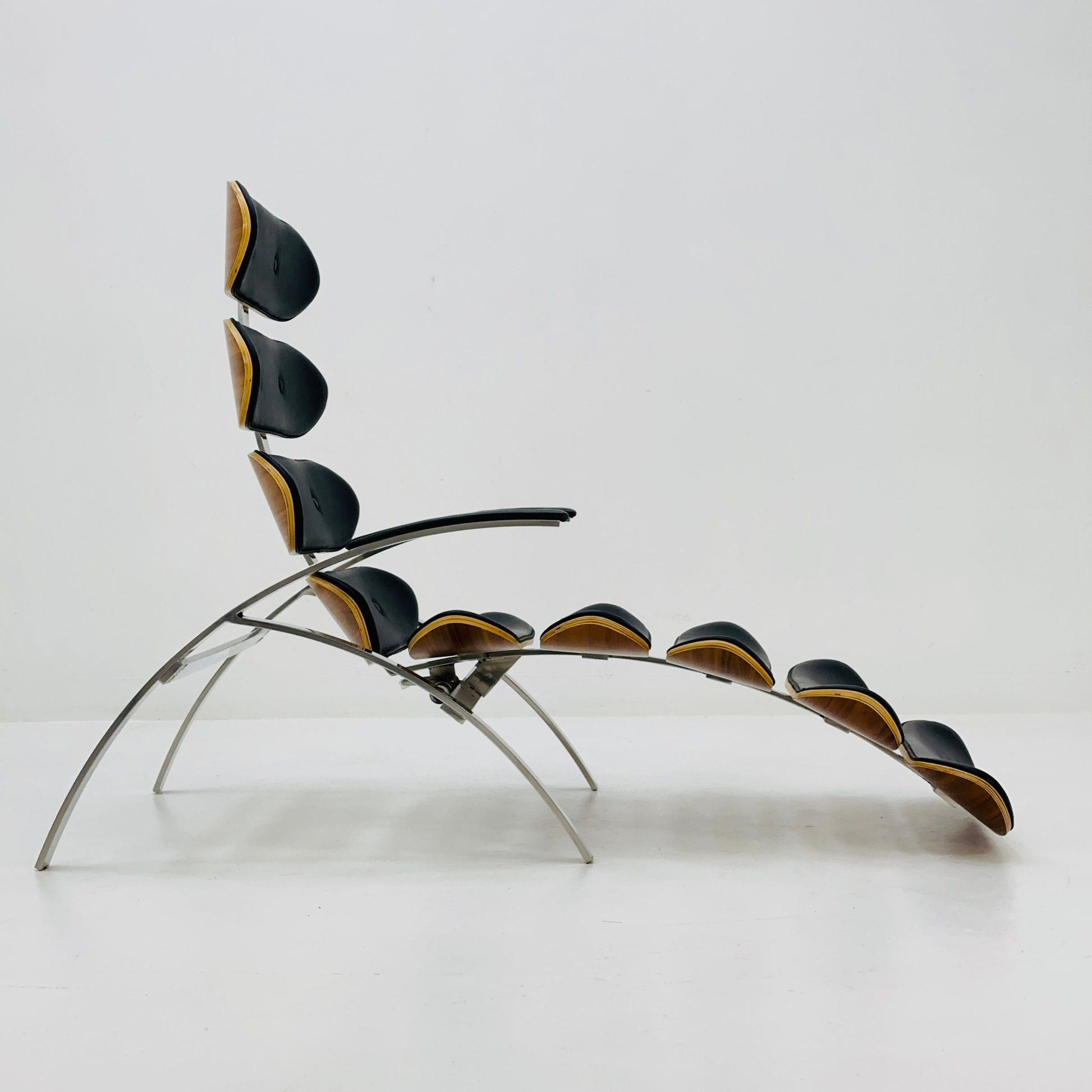 Mid century Bauhaus Scorpion chaise lounge chair black leather Italy 1980s