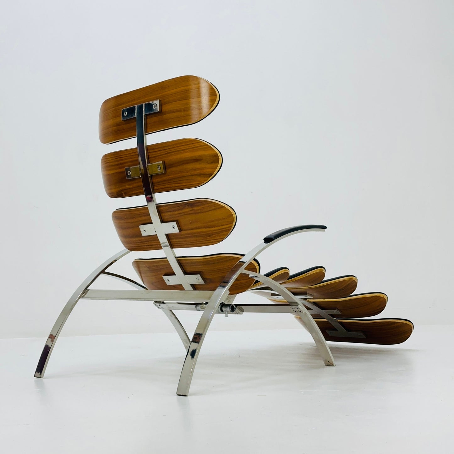 Mid century Bauhaus Scorpion chaise lounge chair black leather Italy 1980s