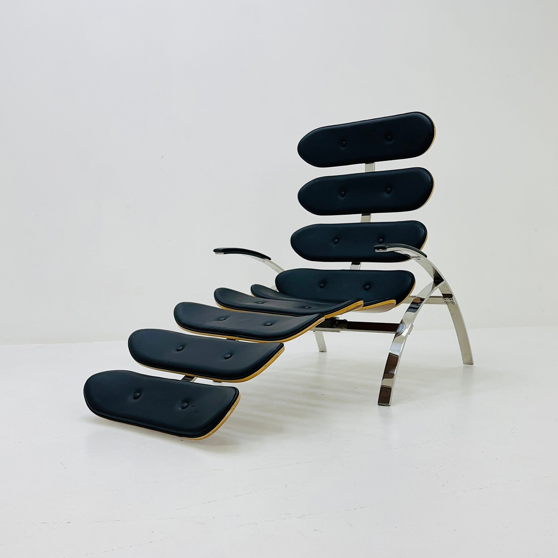 Mid century Bauhaus Scorpion chaise lounge chair black leather Italy 1980s