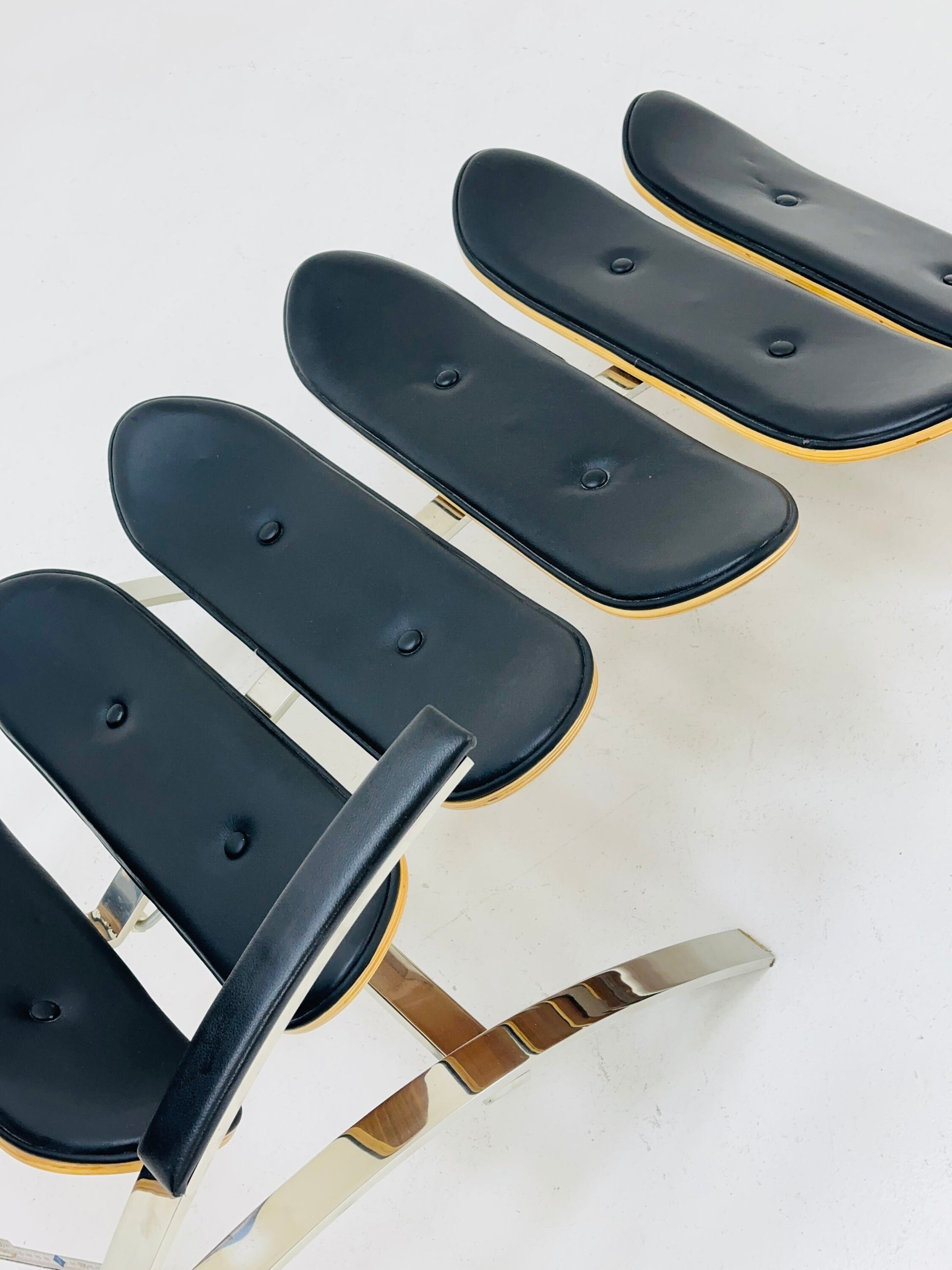 Mid century Bauhaus Scorpion chaise lounge chair black leather Italy 1980s