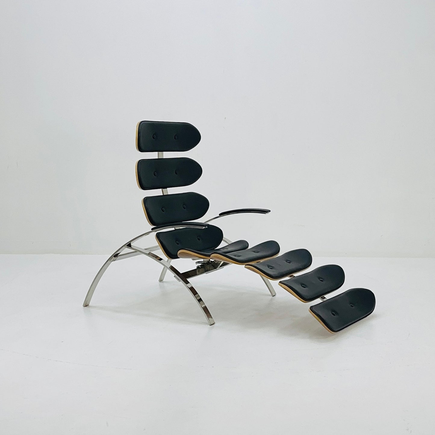 Mid century Bauhaus Scorpion chaise lounge chair black leather Italy 1980s