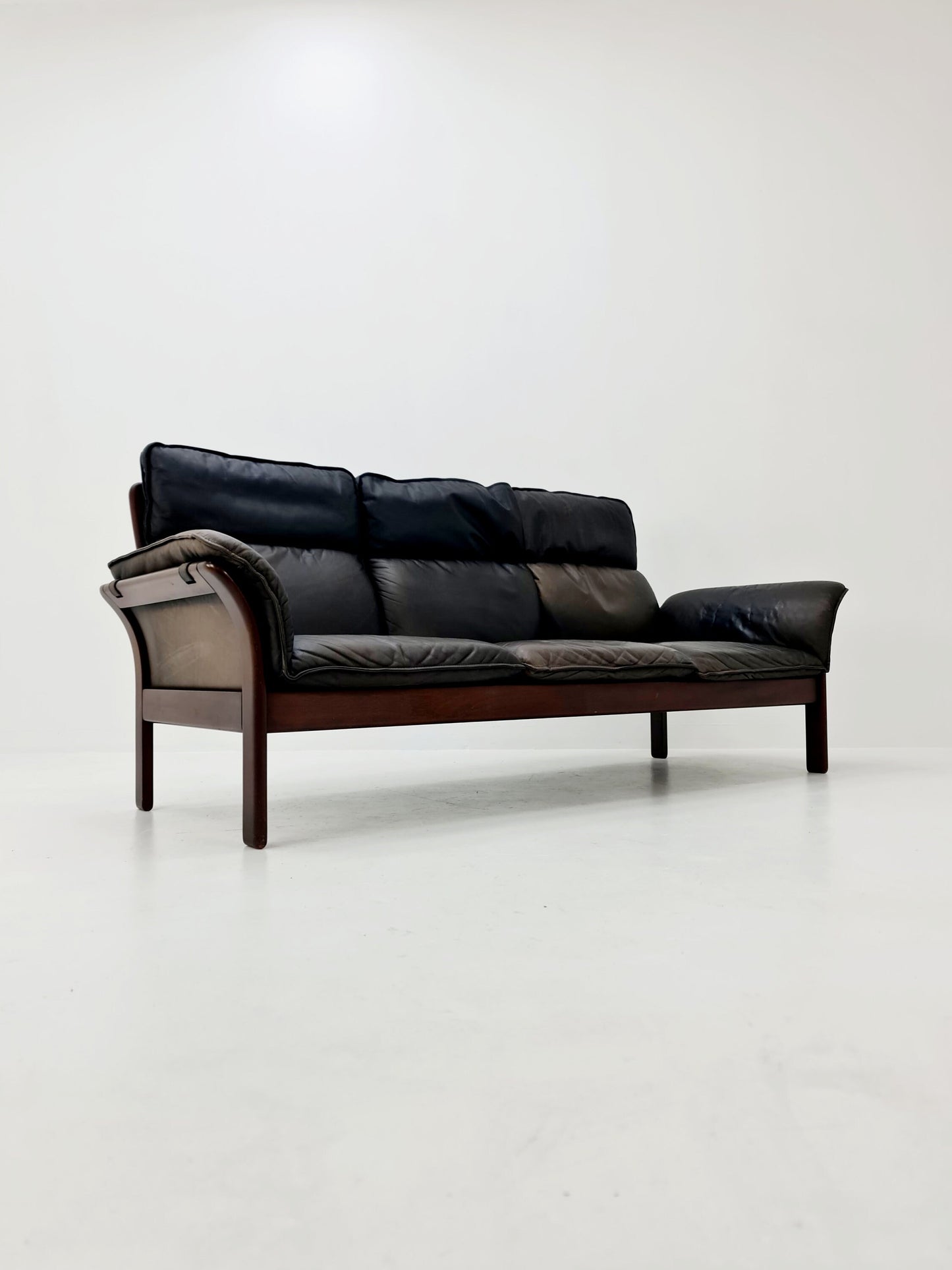Mid-century scandinavian Leather & walnut lounge sofa/ Easy sofa 1970s