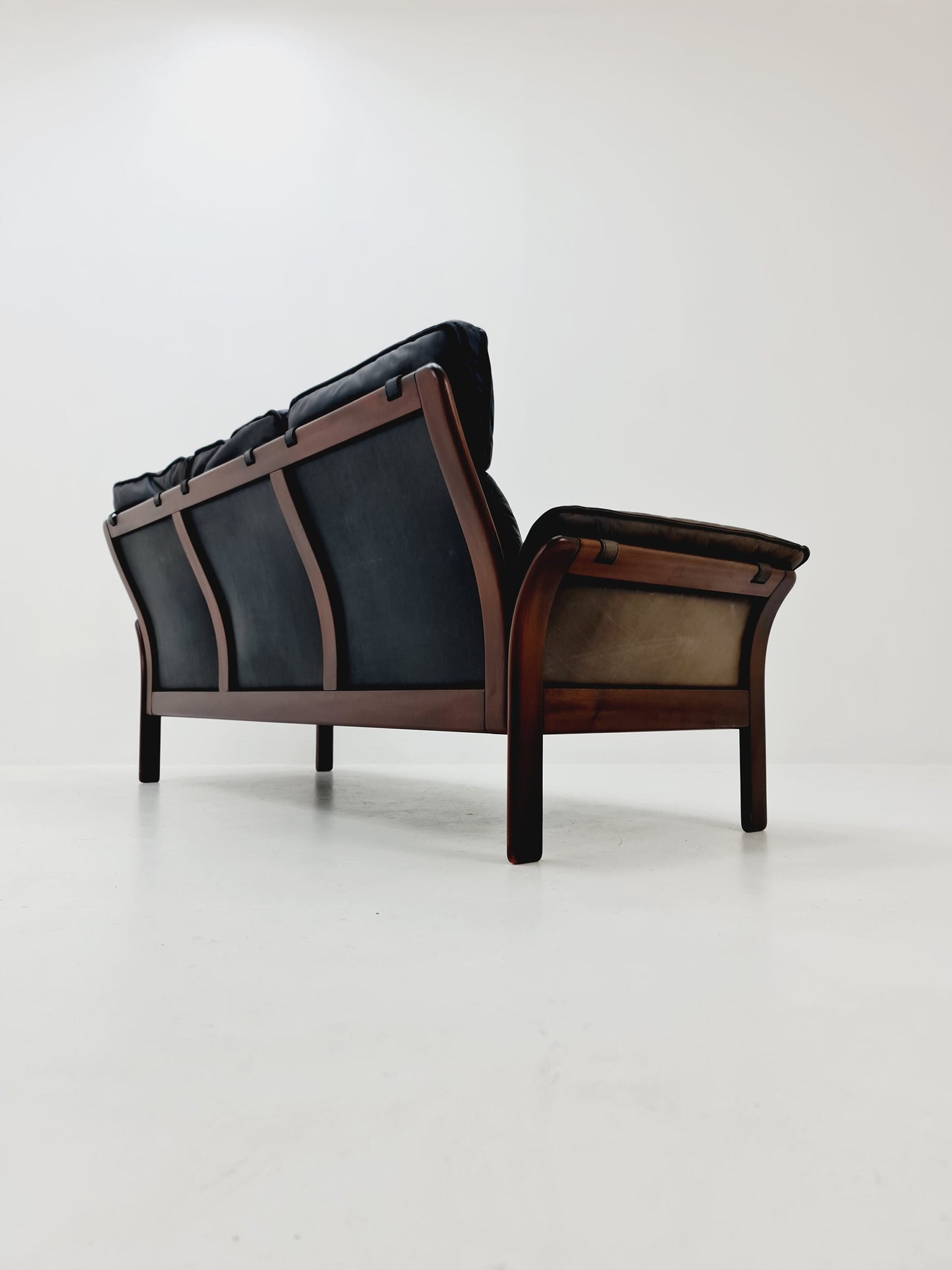 Mid-century scandinavian Leather & walnut lounge sofa/ Easy sofa 1970s