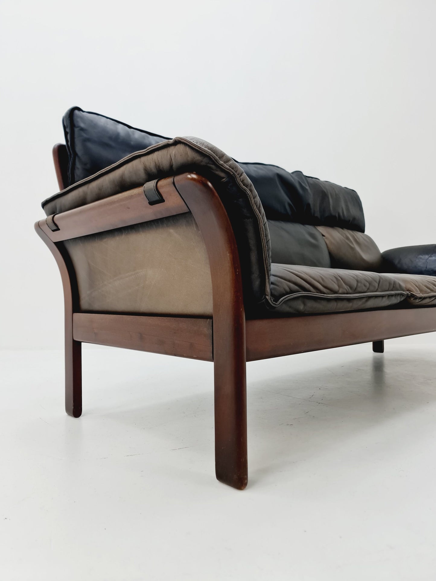Mid-century scandinavian Leather & walnut lounge sofa/ Easy sofa 1970s