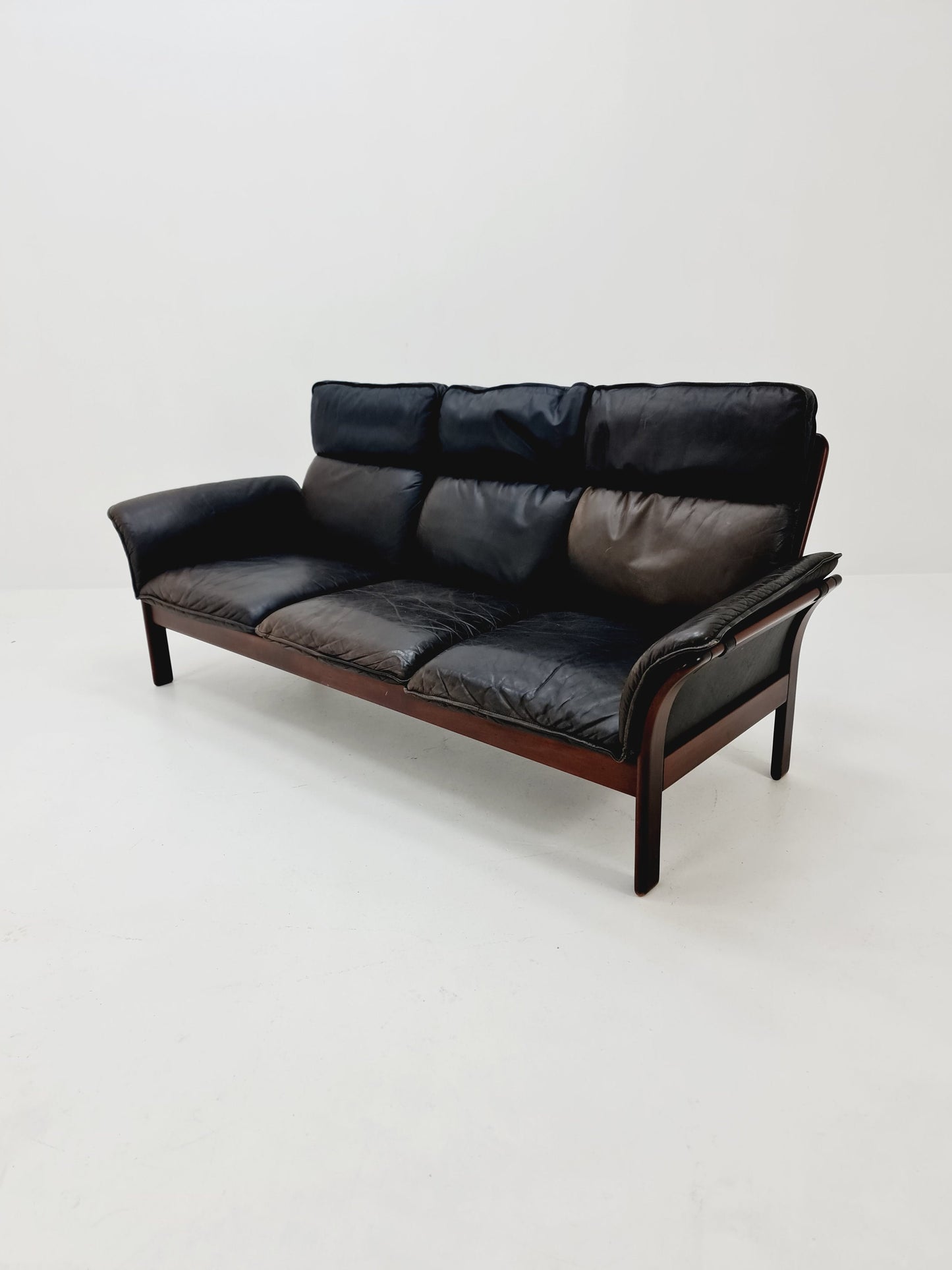Mid-century scandinavian Leather & walnut lounge sofa/ Easy sofa 1970s