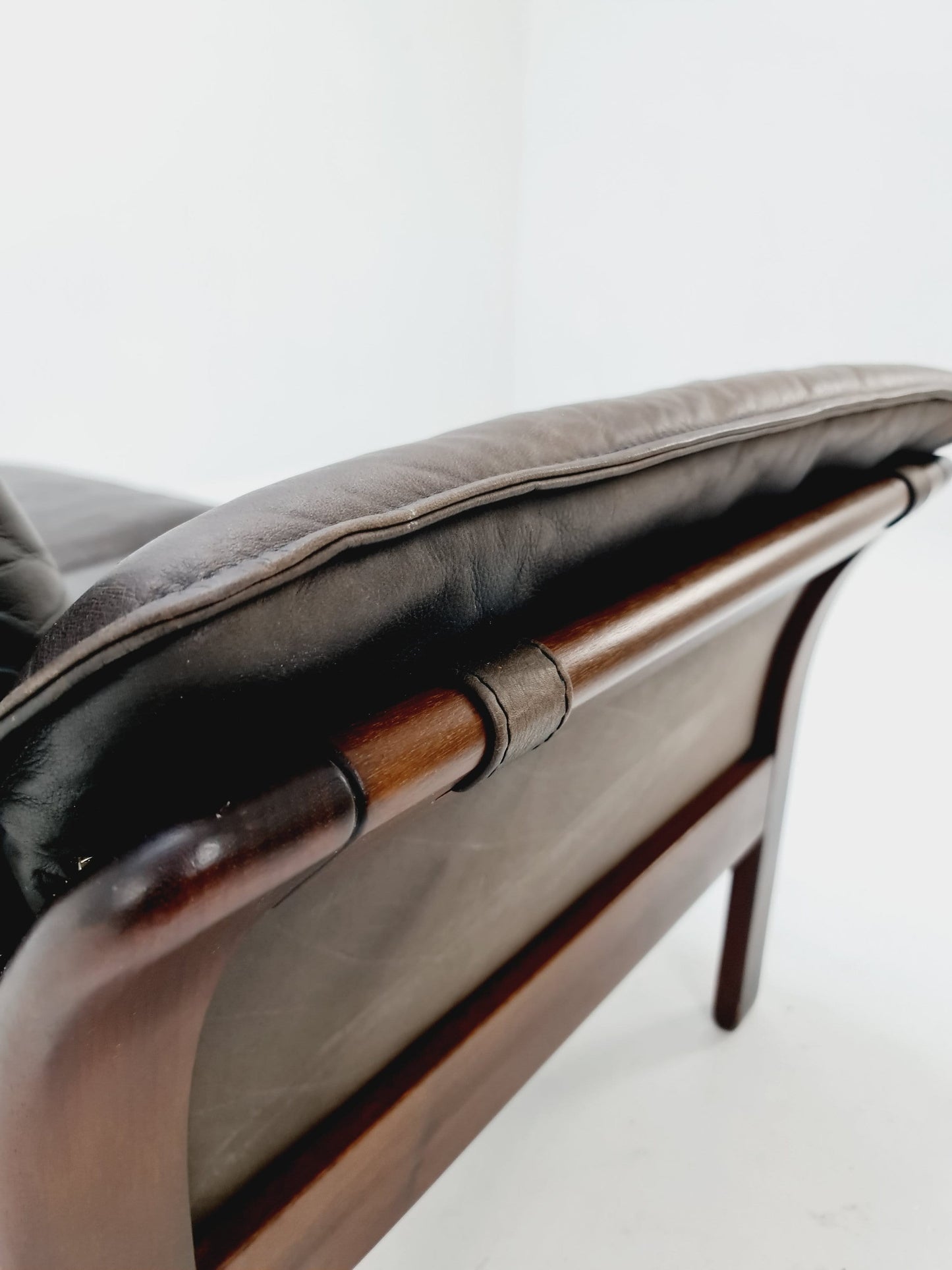 Mid-century scandinavian Leather & walnut lounge sofa/ Easy sofa 1970s
