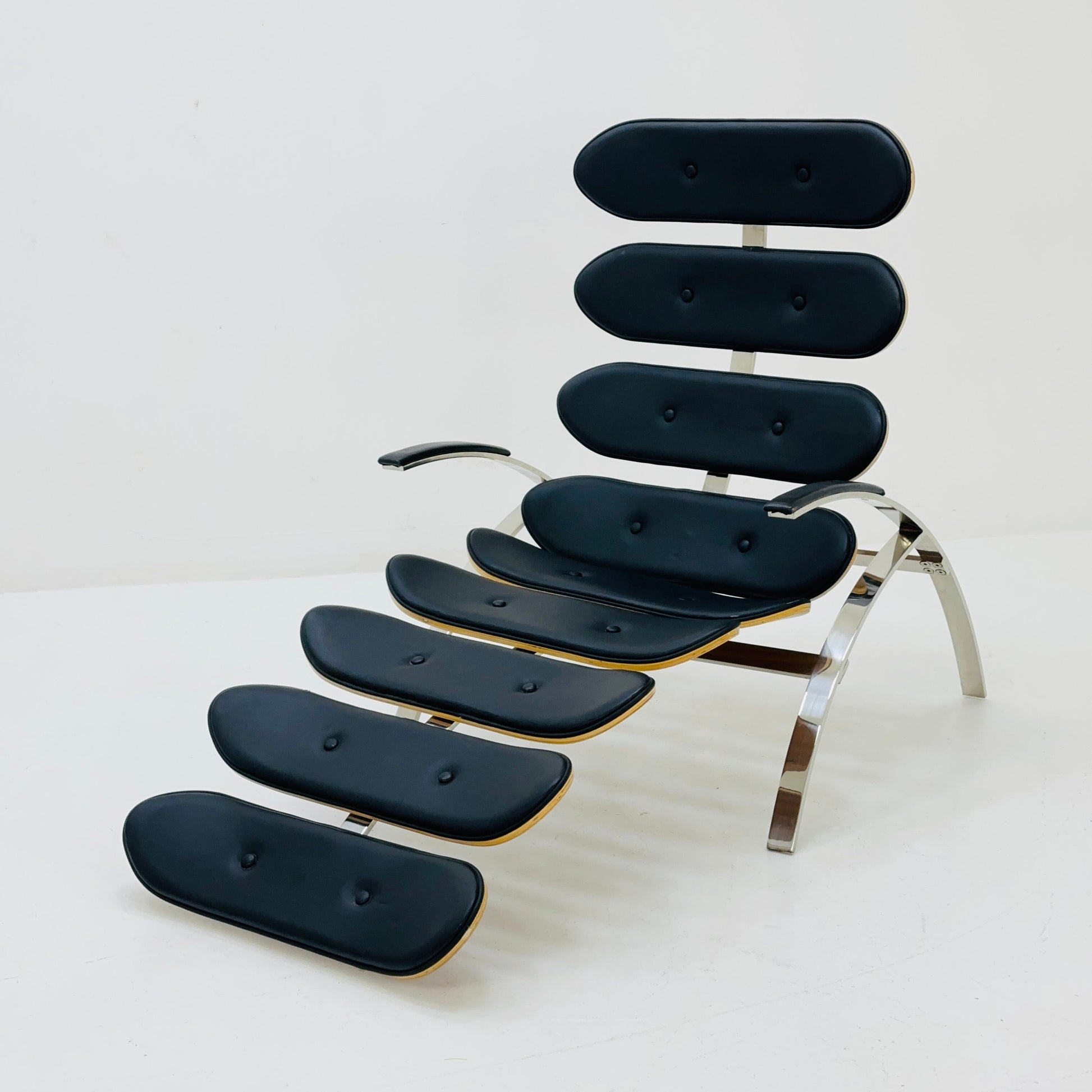 Mid century Bauhaus Scorpion chaise lounge chair black leather Italy 1980s