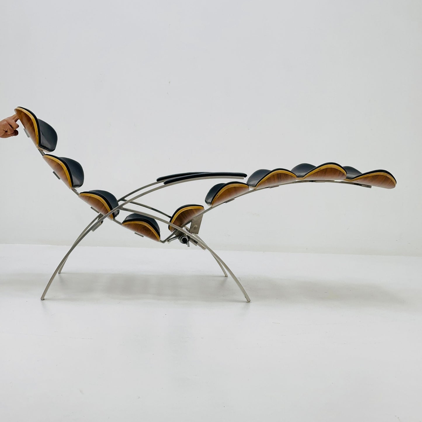 Mid century Bauhaus Scorpion chaise lounge chair black leather Italy 1980s