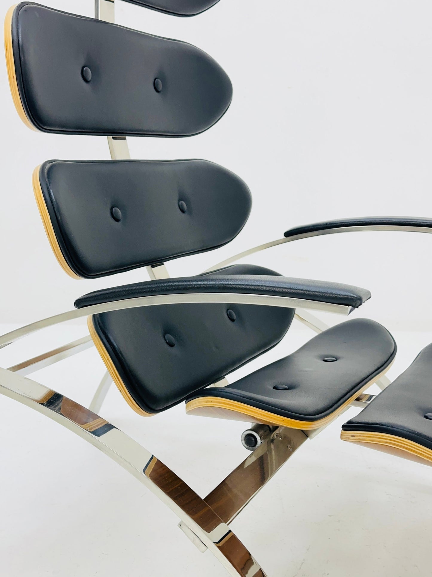 Mid century Bauhaus Scorpion chaise lounge chair black leather Italy 1980s