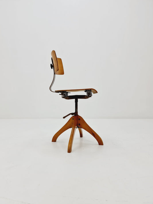 Bauhaus swivel office chair in solid wood By Margarete Klöber for Polster Gleich 1930s