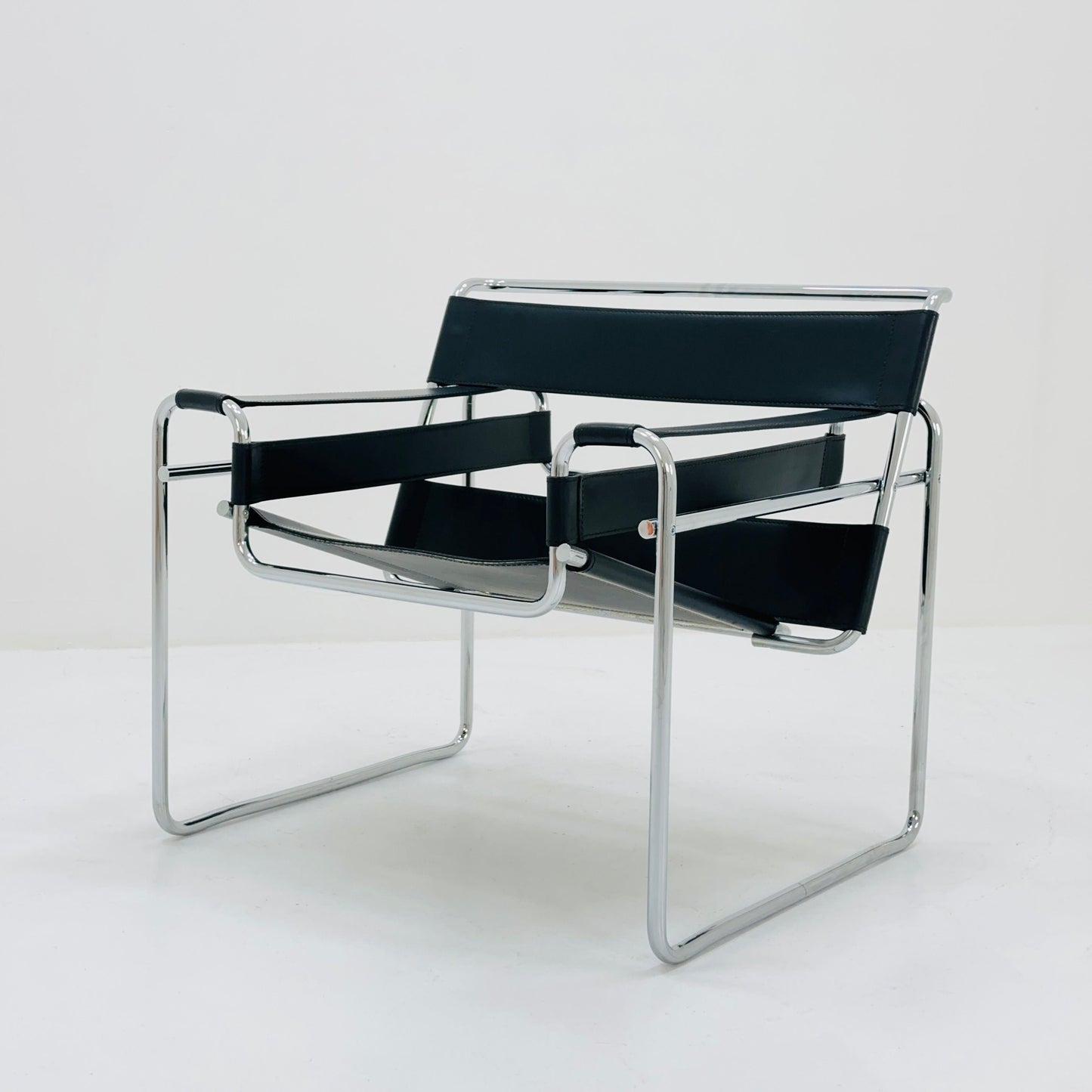Mid century Bauhaus Marcel Breuer Wassily black leather B3 Chair 1980s by Knoll