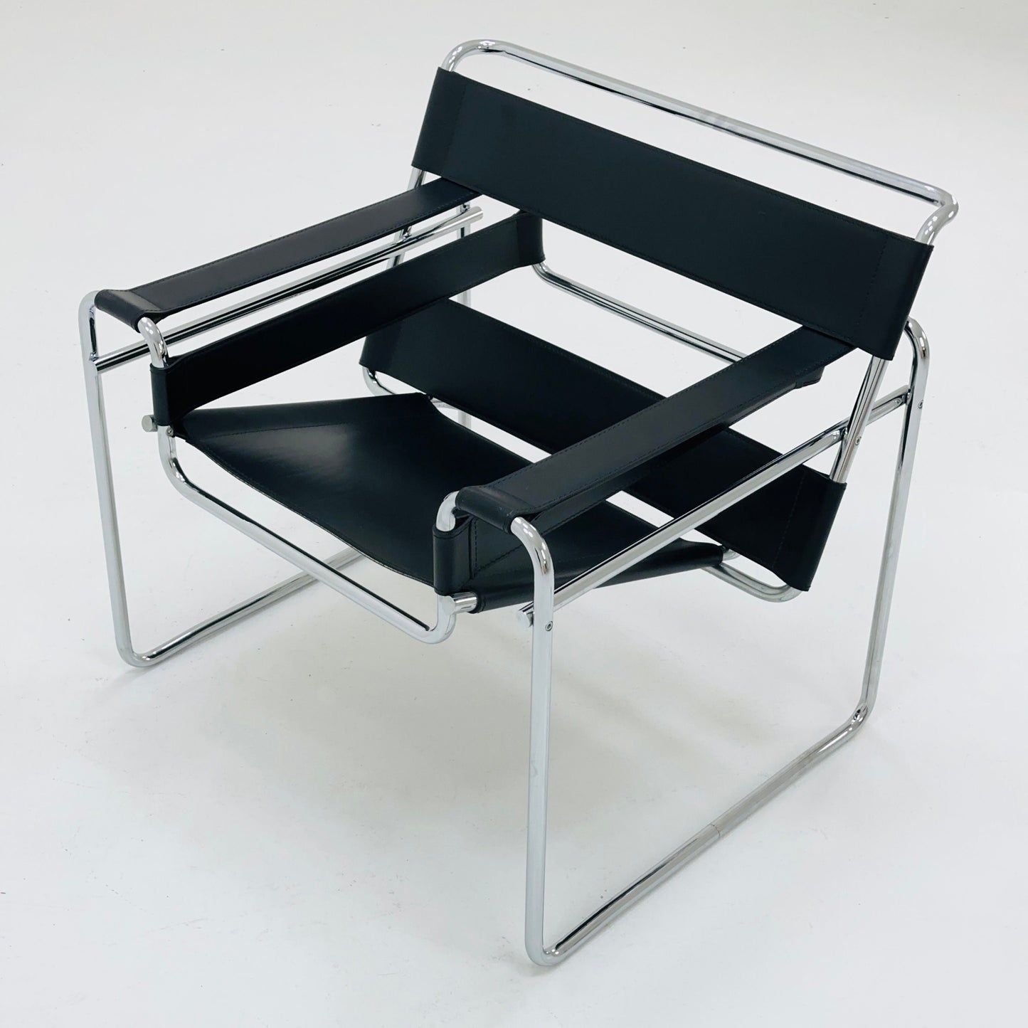 Mid century Bauhaus Marcel Breuer Wassily black leather B3 Chair 1980s by Knoll