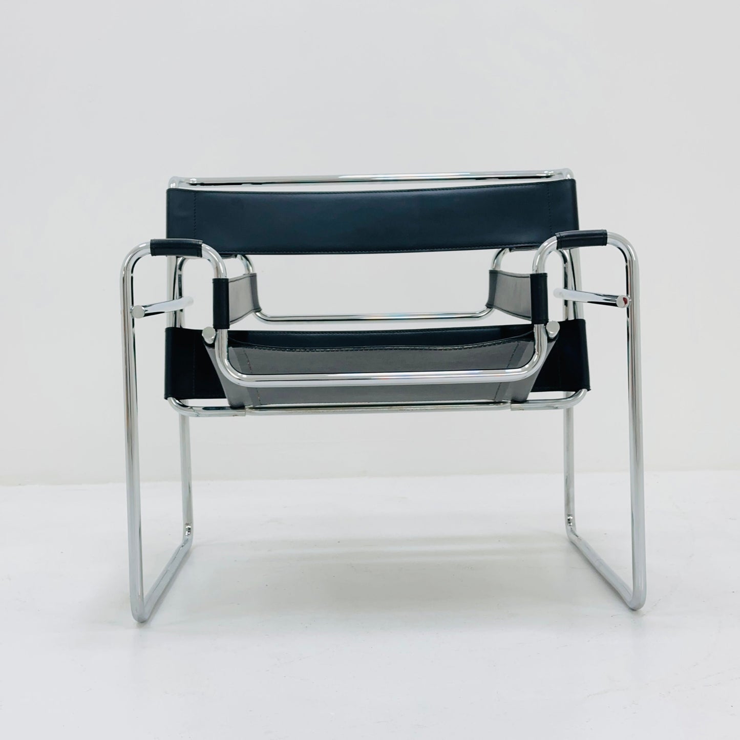 Mid century Bauhaus Marcel Breuer Wassily black leather B3 Chair 1980s by Knoll