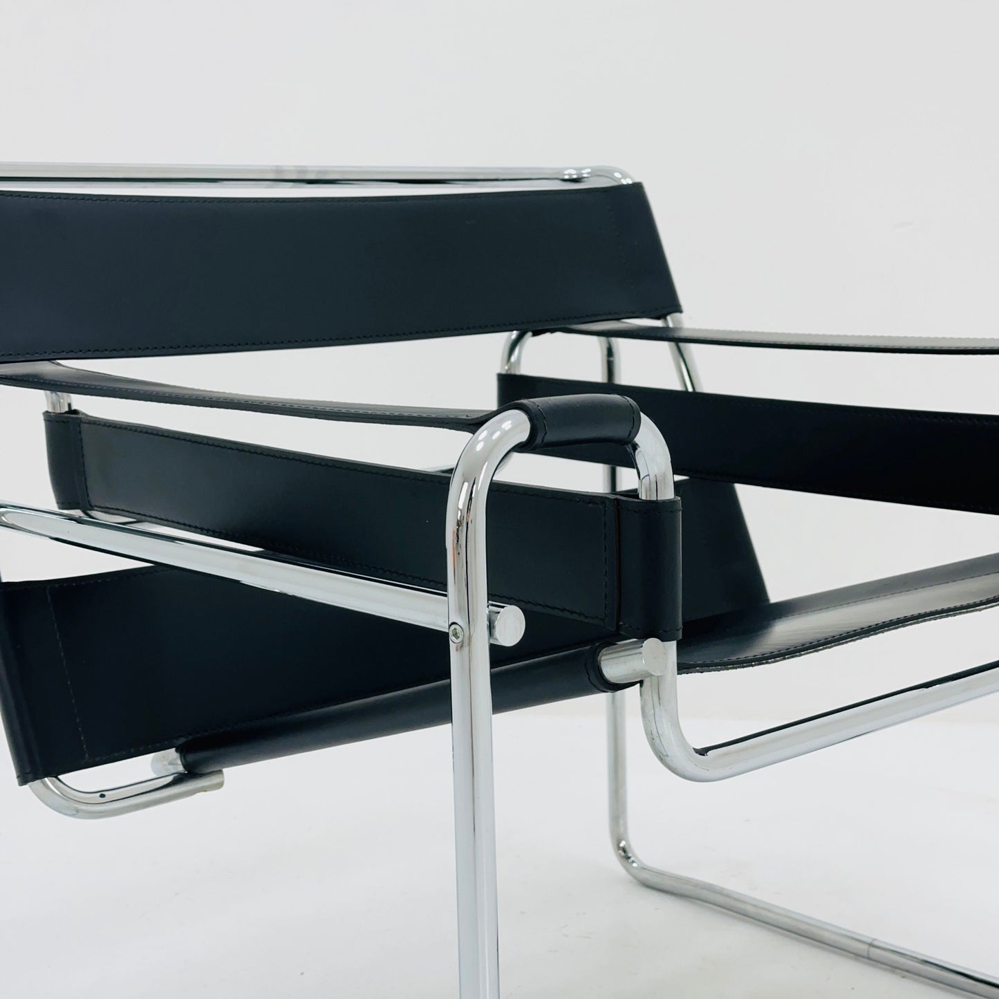 Mid century Bauhaus Marcel Breuer Wassily black leather B3 Chair 1980s by Knoll