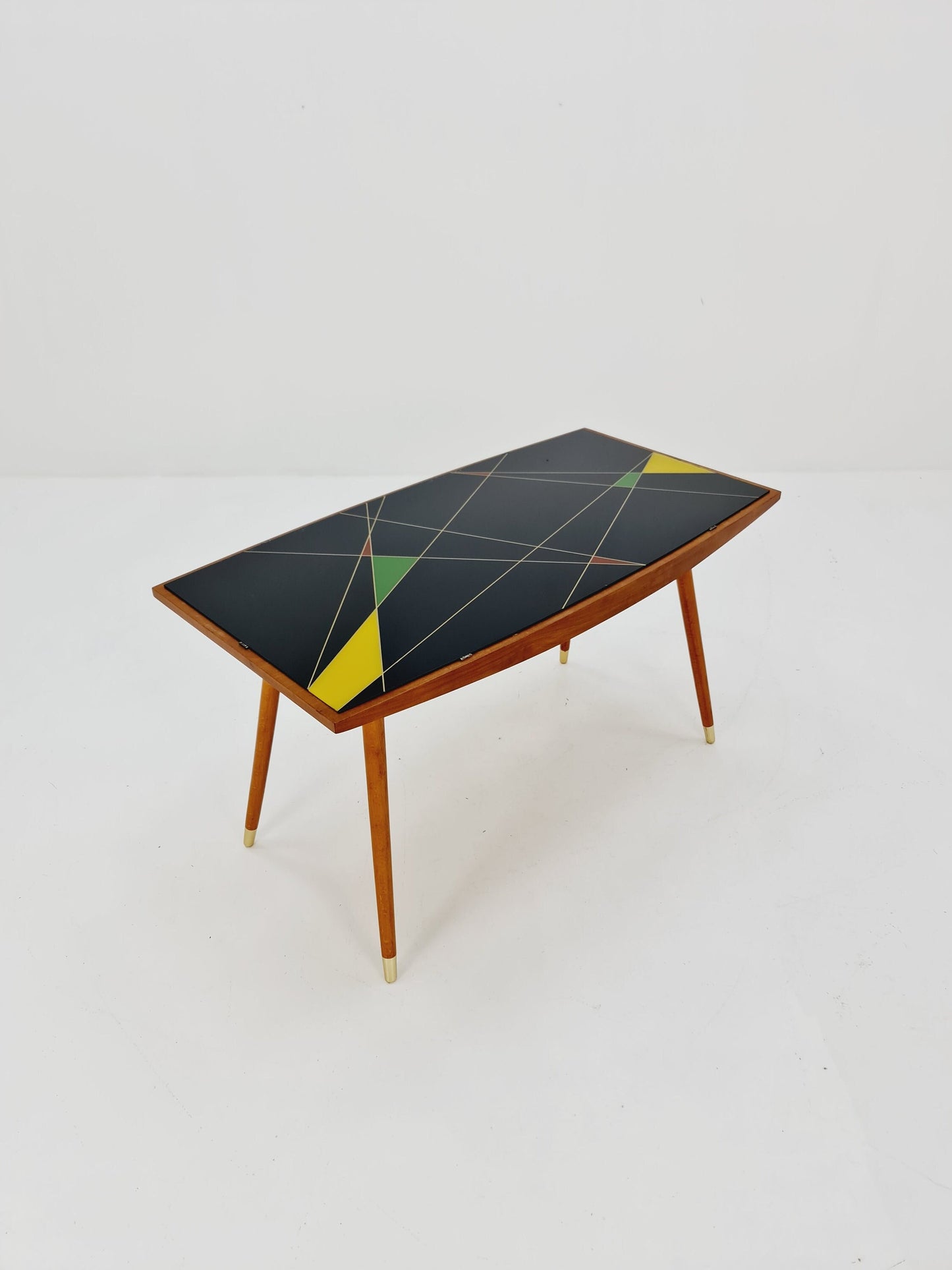 mid centtury vintage coffetable witth glass top from the 50s