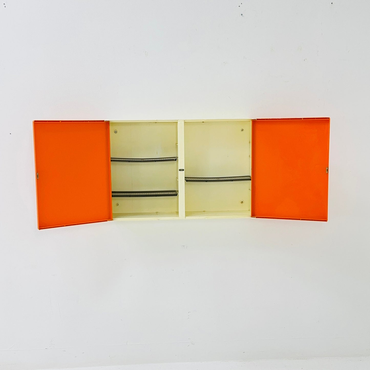 Spaceage orange and white BATHROOM MEDICINE CABINET from the 1970s