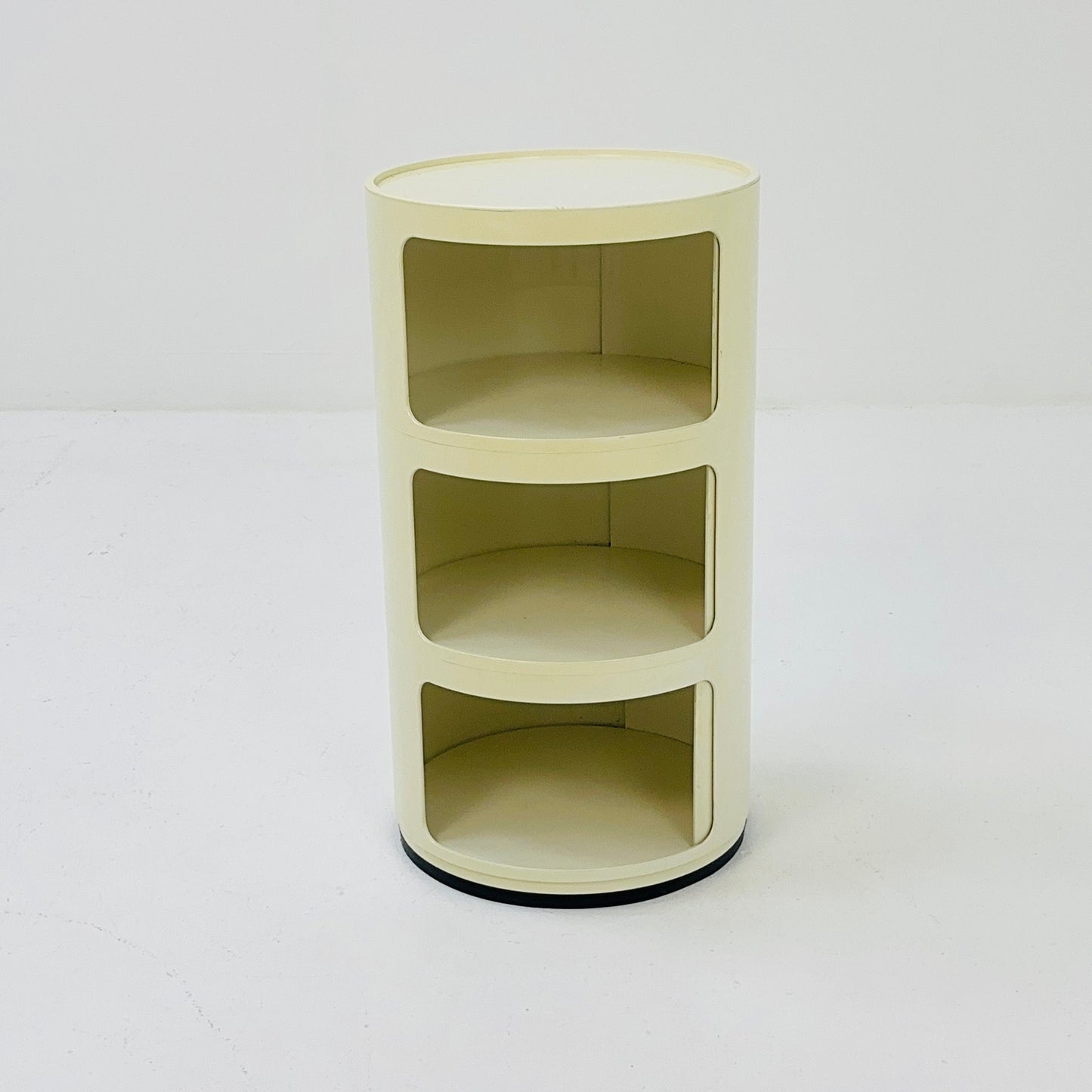 Space age 3 tier Componibili Classic round modular storage unit designed by Anna Castelli Ferrieri for Kartell in 1970s