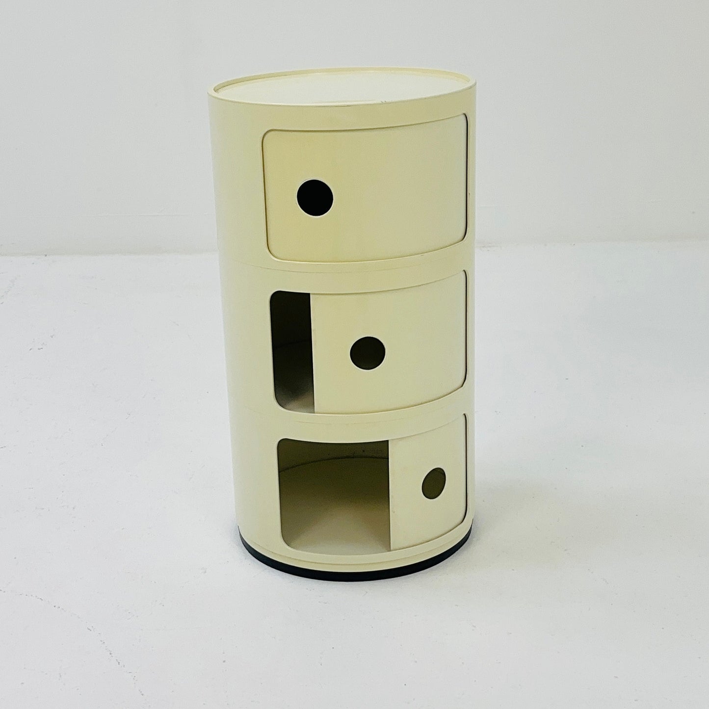 Space age 3 tier Componibili Classic round modular storage unit designed by Anna Castelli Ferrieri for Kartell in 1970s