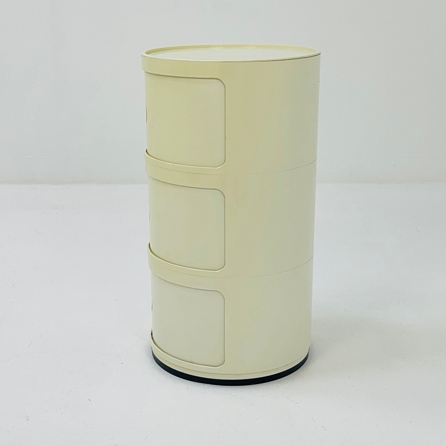 Space age 3 tier Componibili Classic round modular storage unit designed by Anna Castelli Ferrieri for Kartell in 1970s