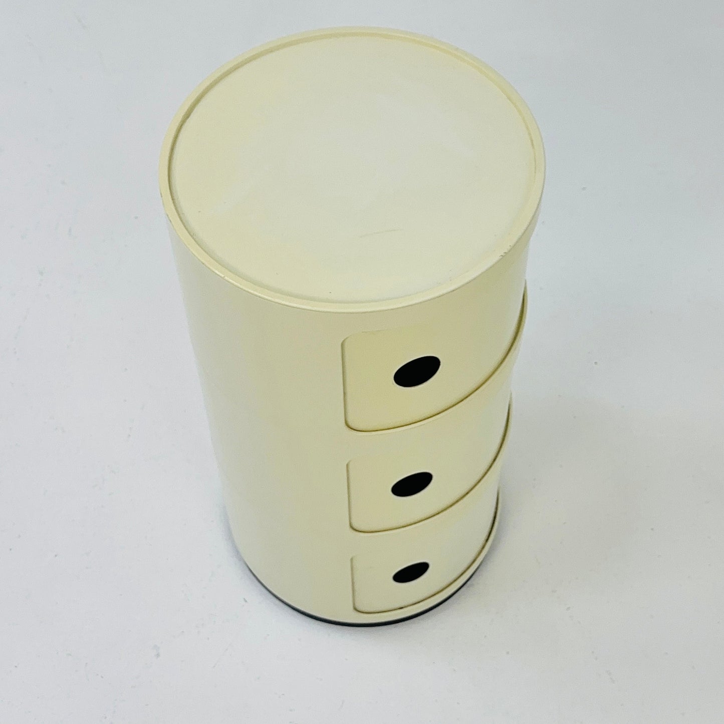 Space age 3 tier Componibili Classic round modular storage unit designed by Anna Castelli Ferrieri for Kartell in 1970s