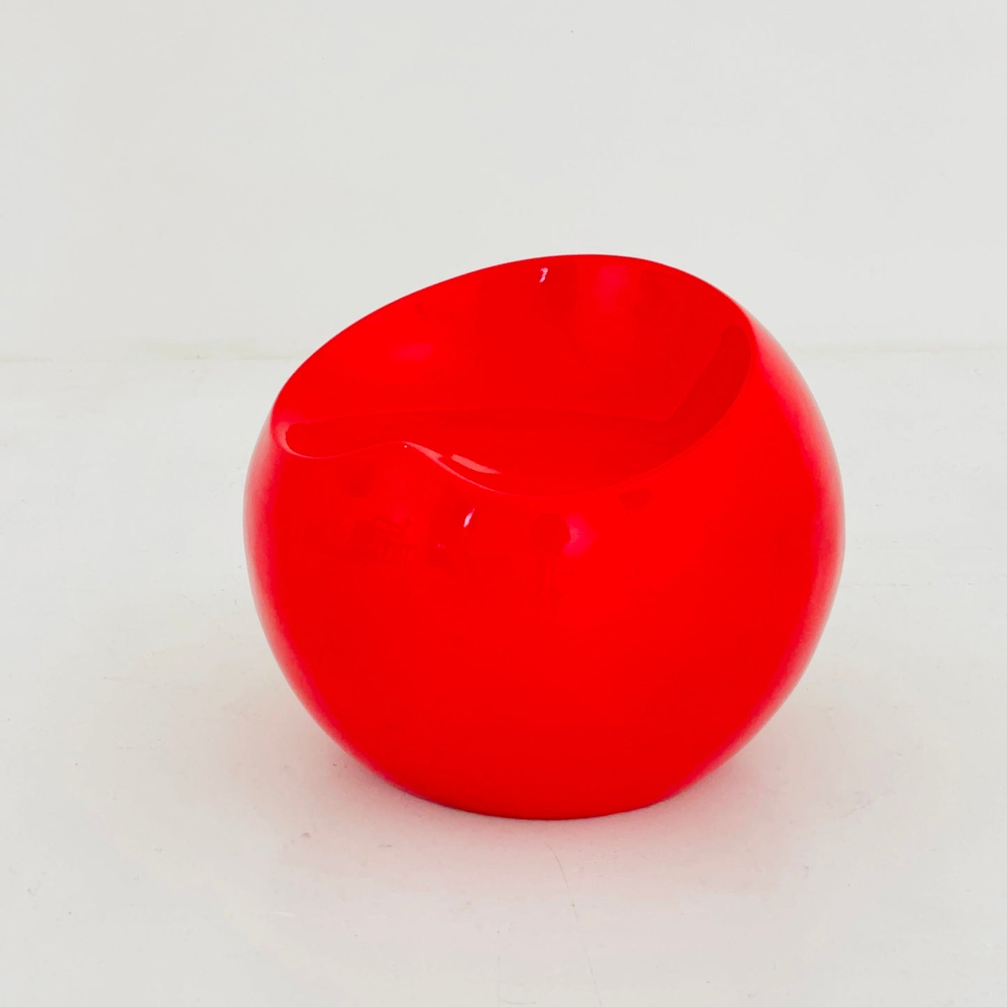 Space Age red ’ ball’ chair by Finn Stone, 1970s