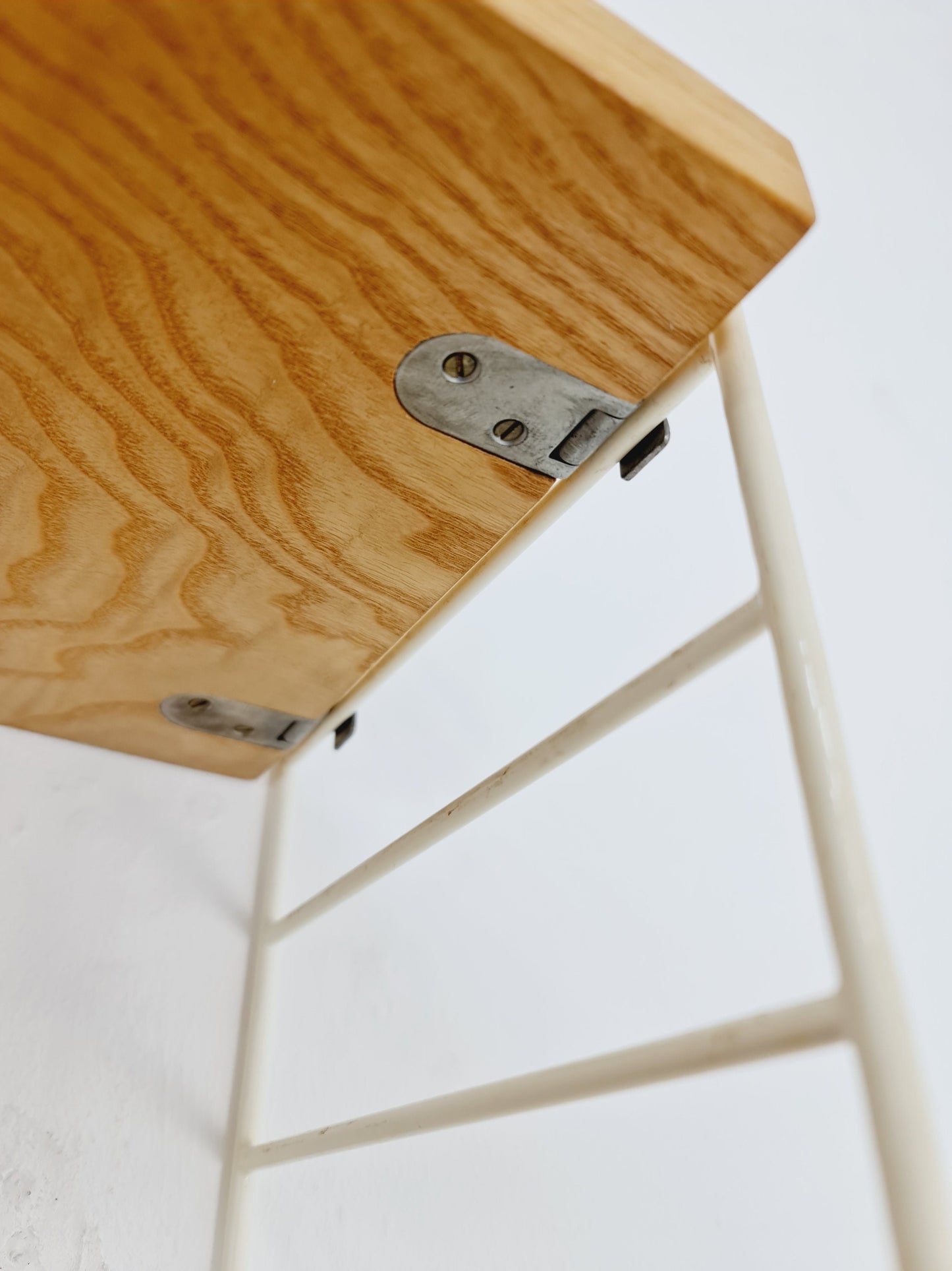 Original MCM Oak shelving system - consists of white lacquered metal ladders, from string Stockholm 1960s