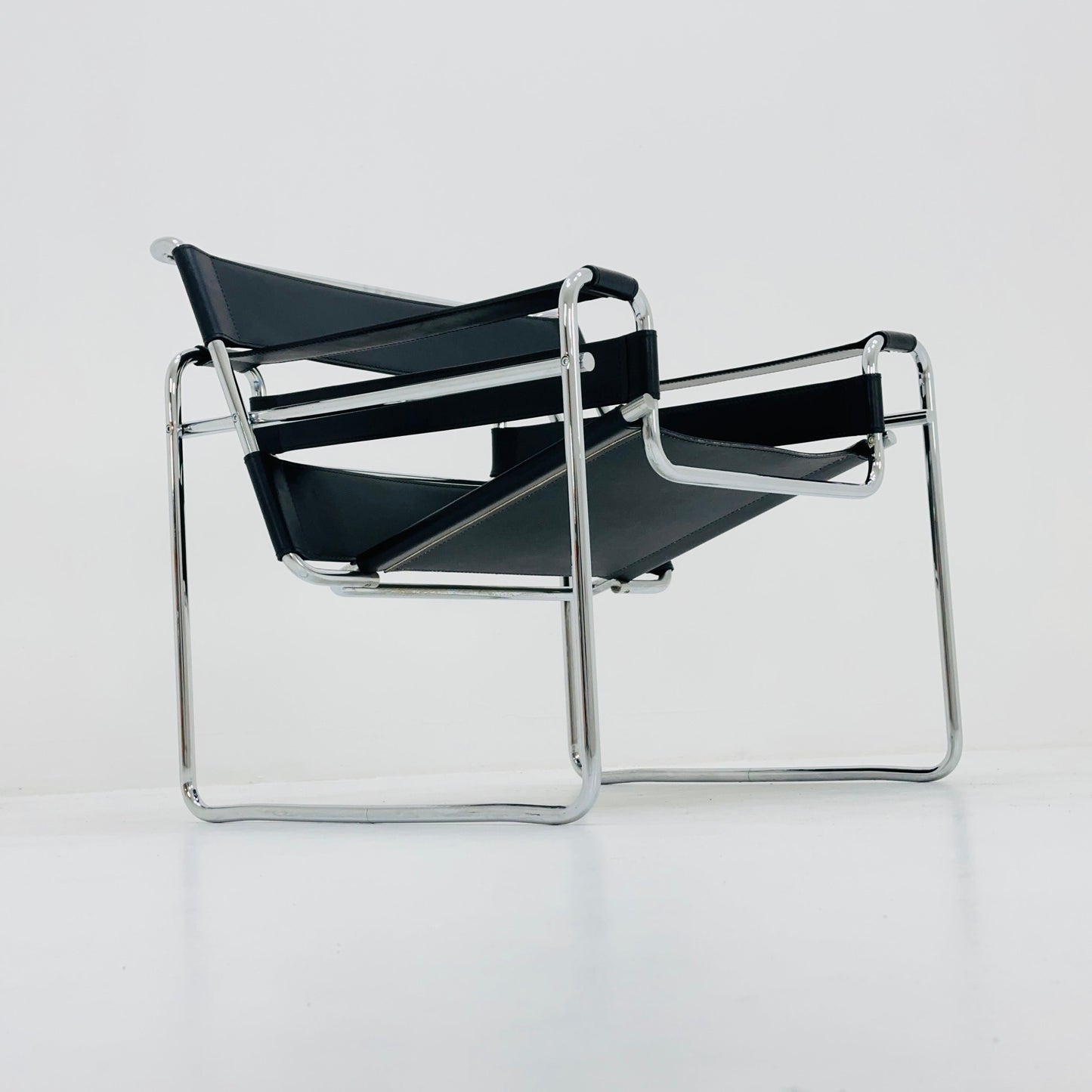 Mid century Bauhaus Marcel Breuer Wassily black leather B3 Chair 1980s by Knoll