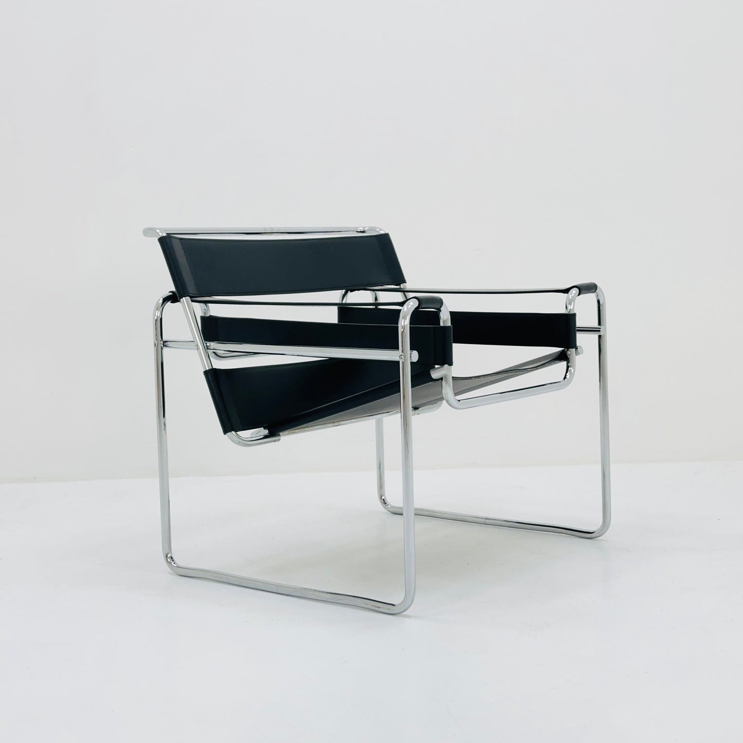 Mid century Bauhaus Marcel Breuer Wassily black leather B3 Chair 1980s by Knoll