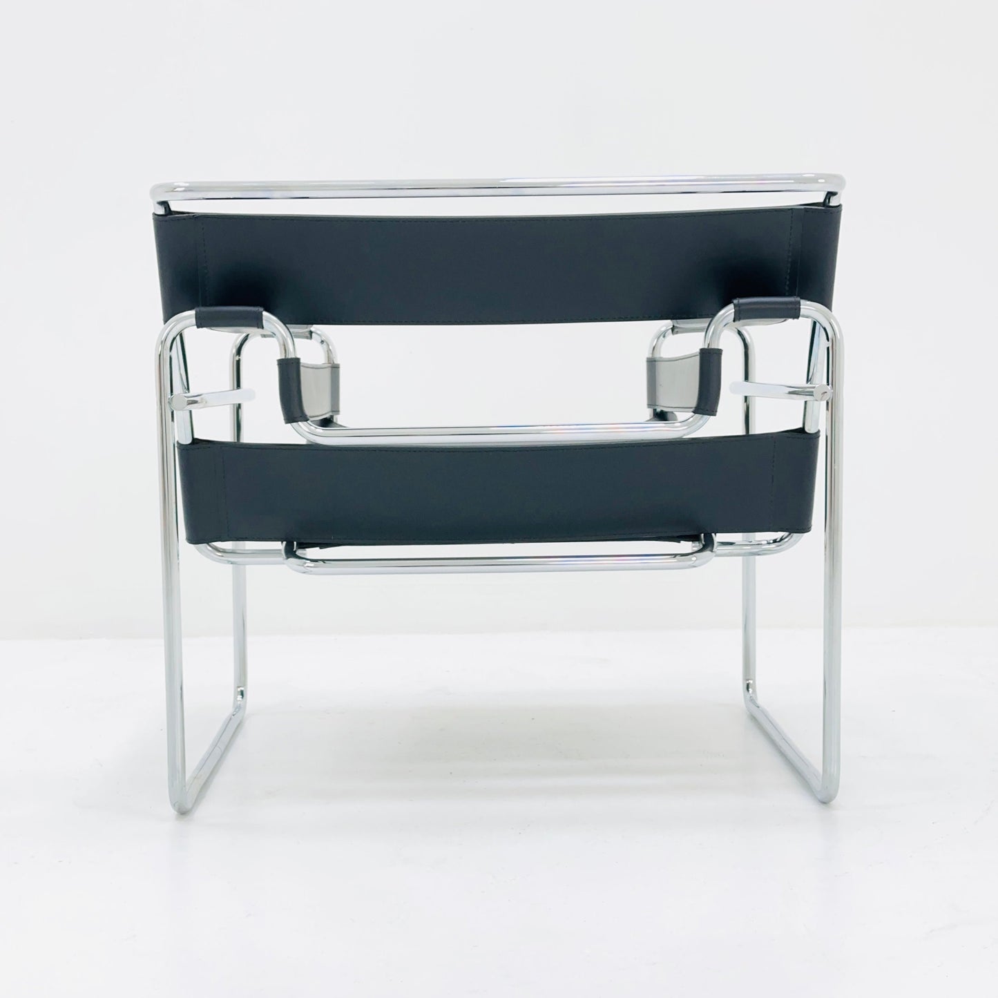 Mid century Bauhaus Marcel Breuer Wassily black leather B3 Chair 1980s by Knoll
