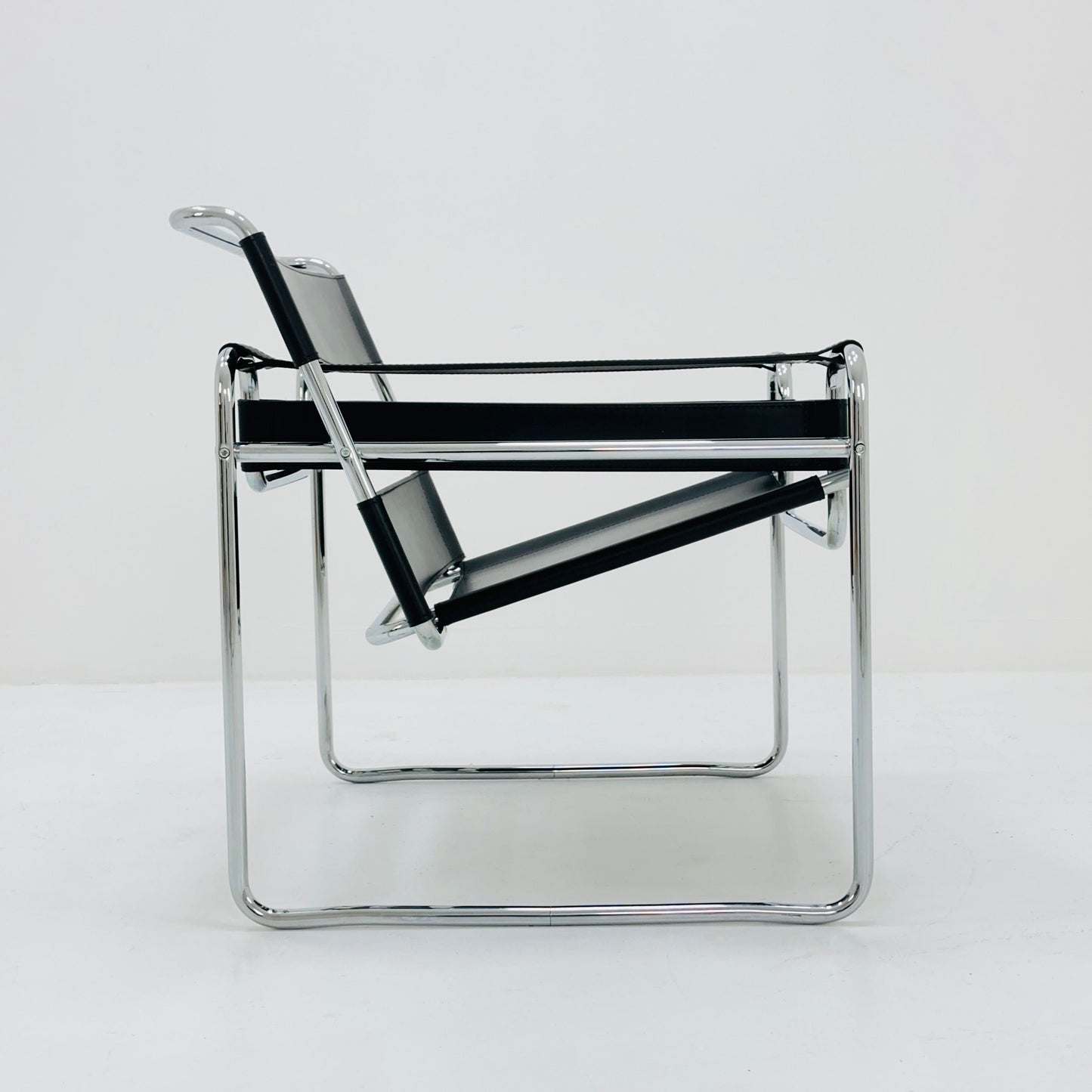 Mid century Bauhaus Marcel Breuer Wassily black leather B3 Chair 1980s by Knoll